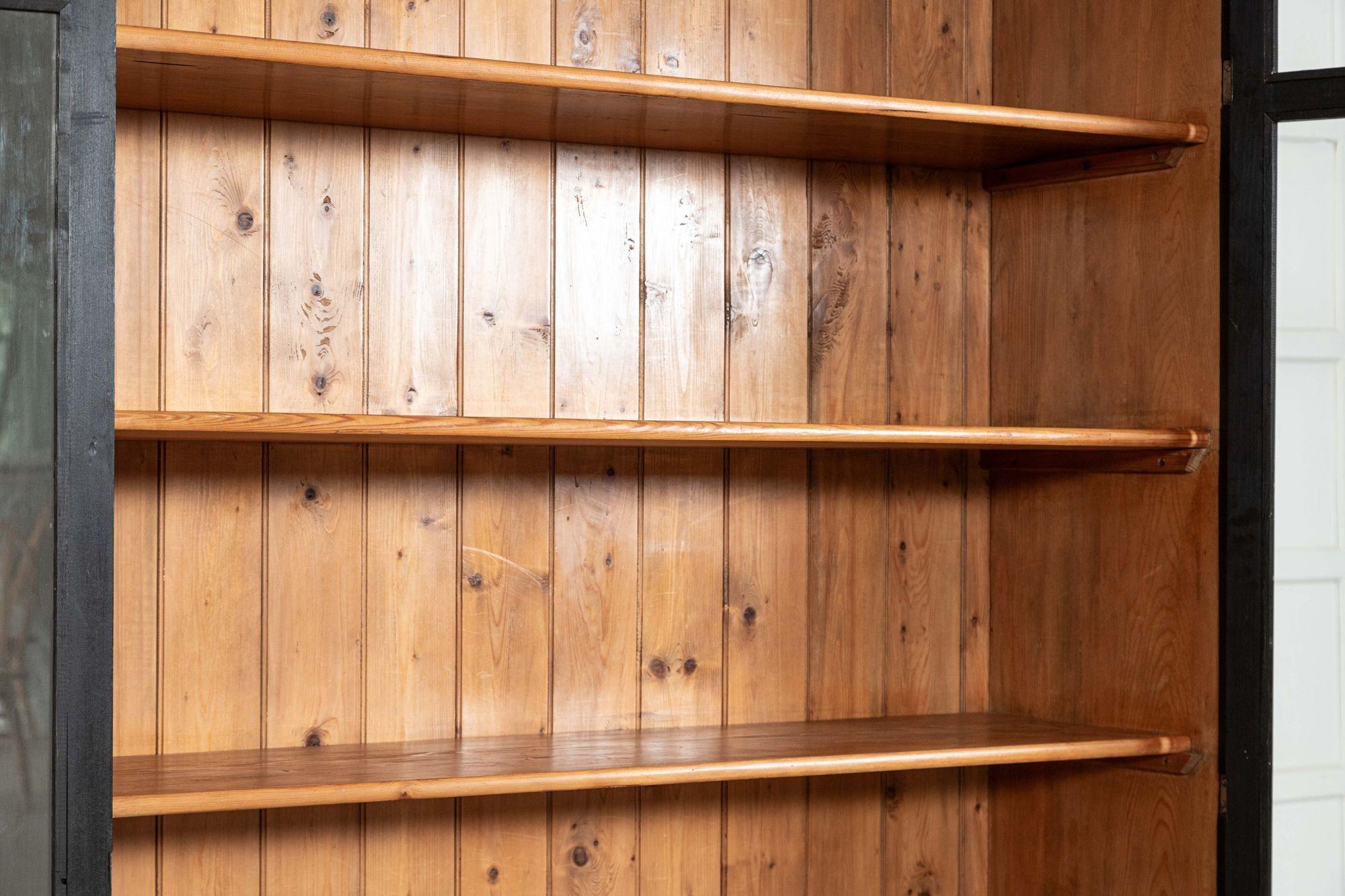 Grande armadio per governanti in pino ebanizzato smaltato del XIX secolo in vendita 8