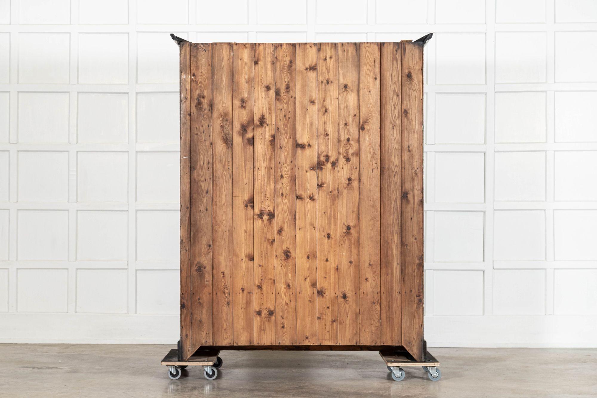 Grande armadio per governanti in pino ebanizzato smaltato del XIX secolo in vendita 9