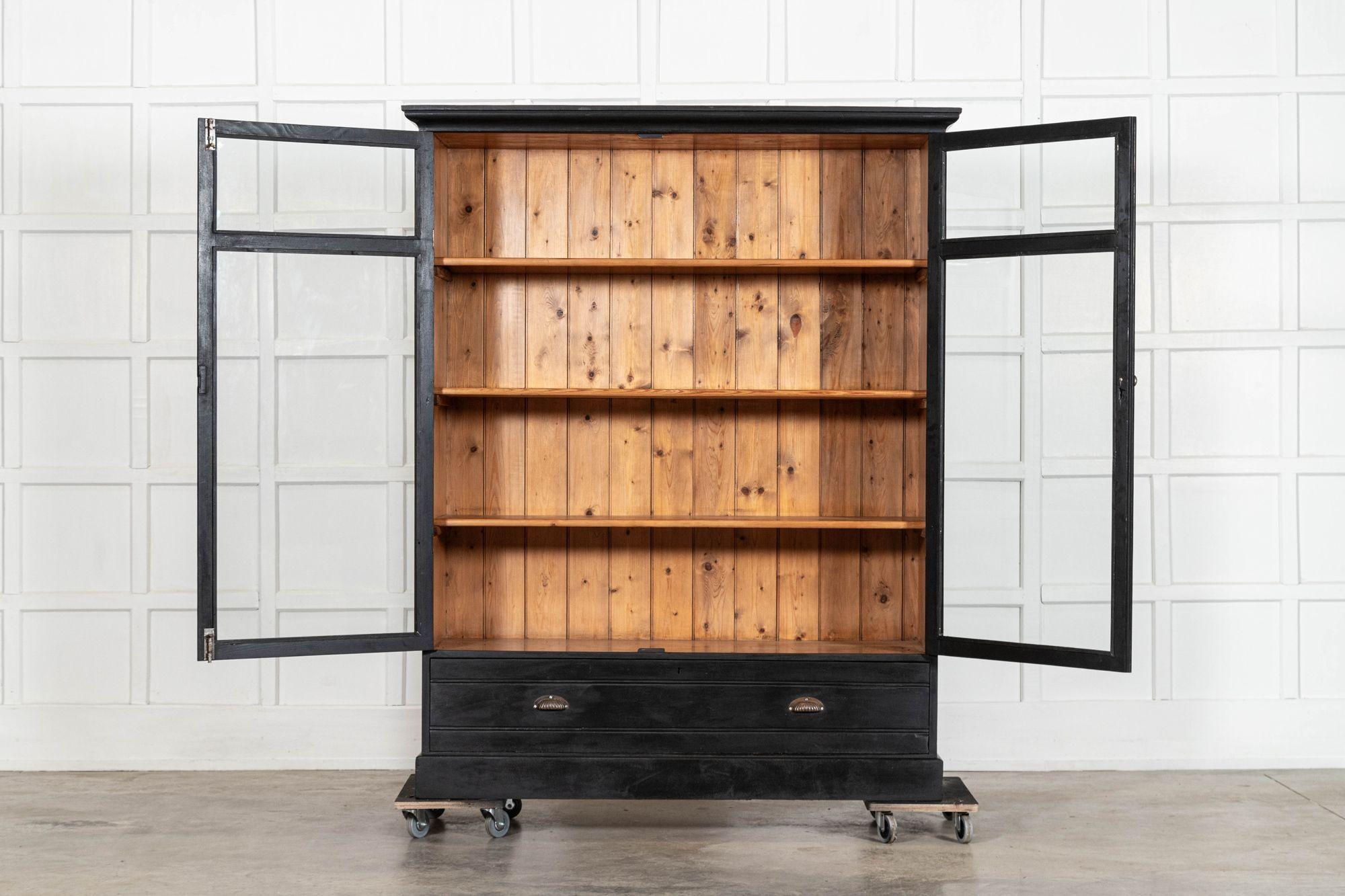 circa 1890
Grande armadio per governanti in pino ebanizzato smaltato del XIX secolo
sku 2106
L 146 cm D 50 cm H 181,5 cm
profondità del ripiano 40 cm
peso 81 kg