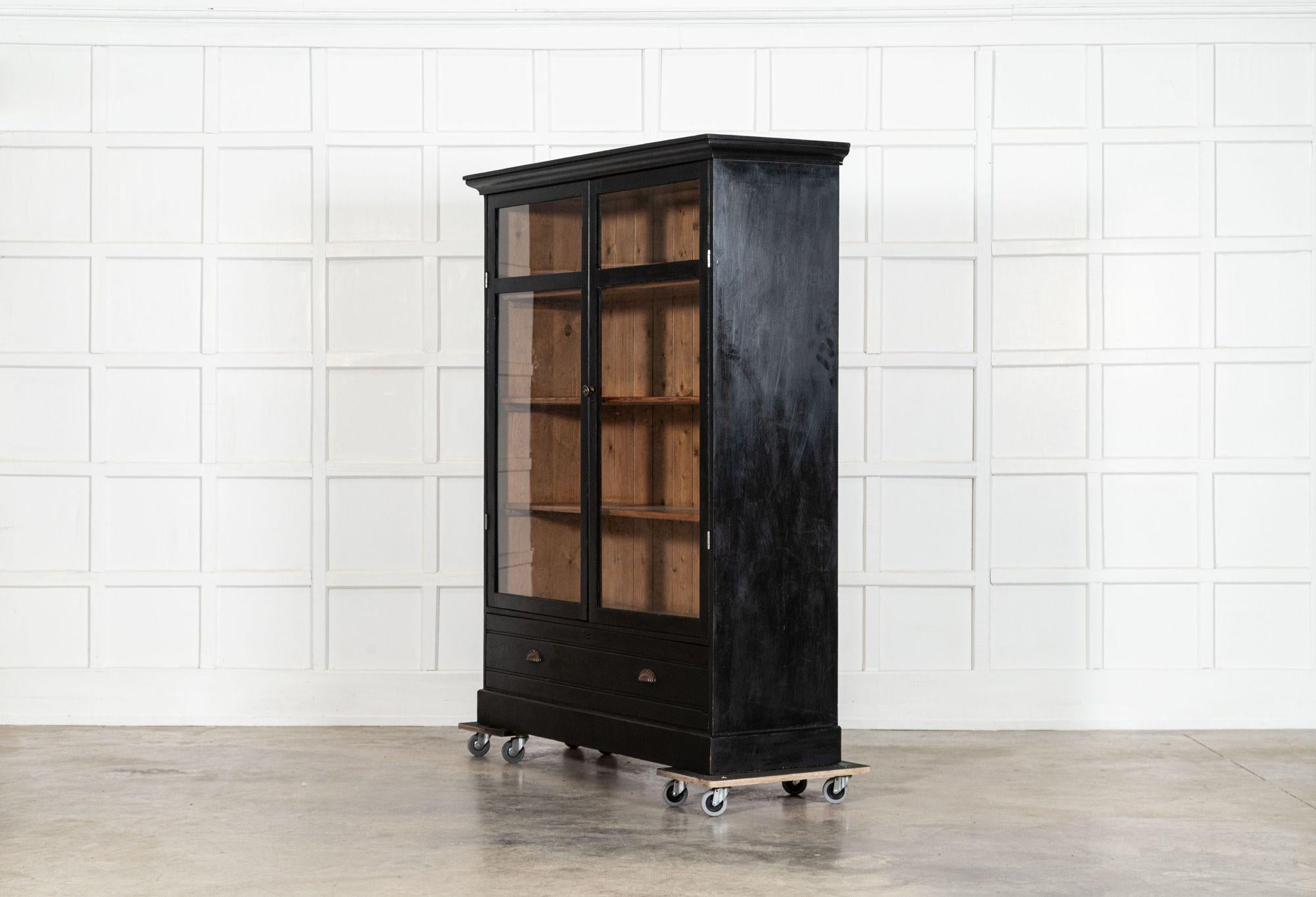 Grande armadio per governanti in pino ebanizzato smaltato del XIX secolo in vendita 1