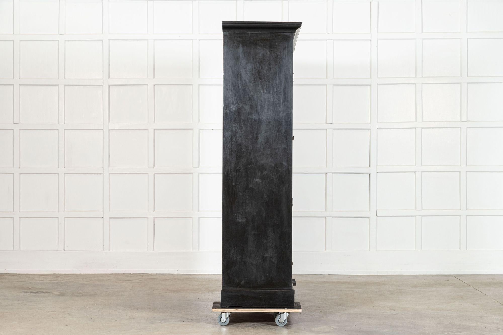 Grande armadio per governanti in pino ebanizzato smaltato del XIX secolo in vendita 3