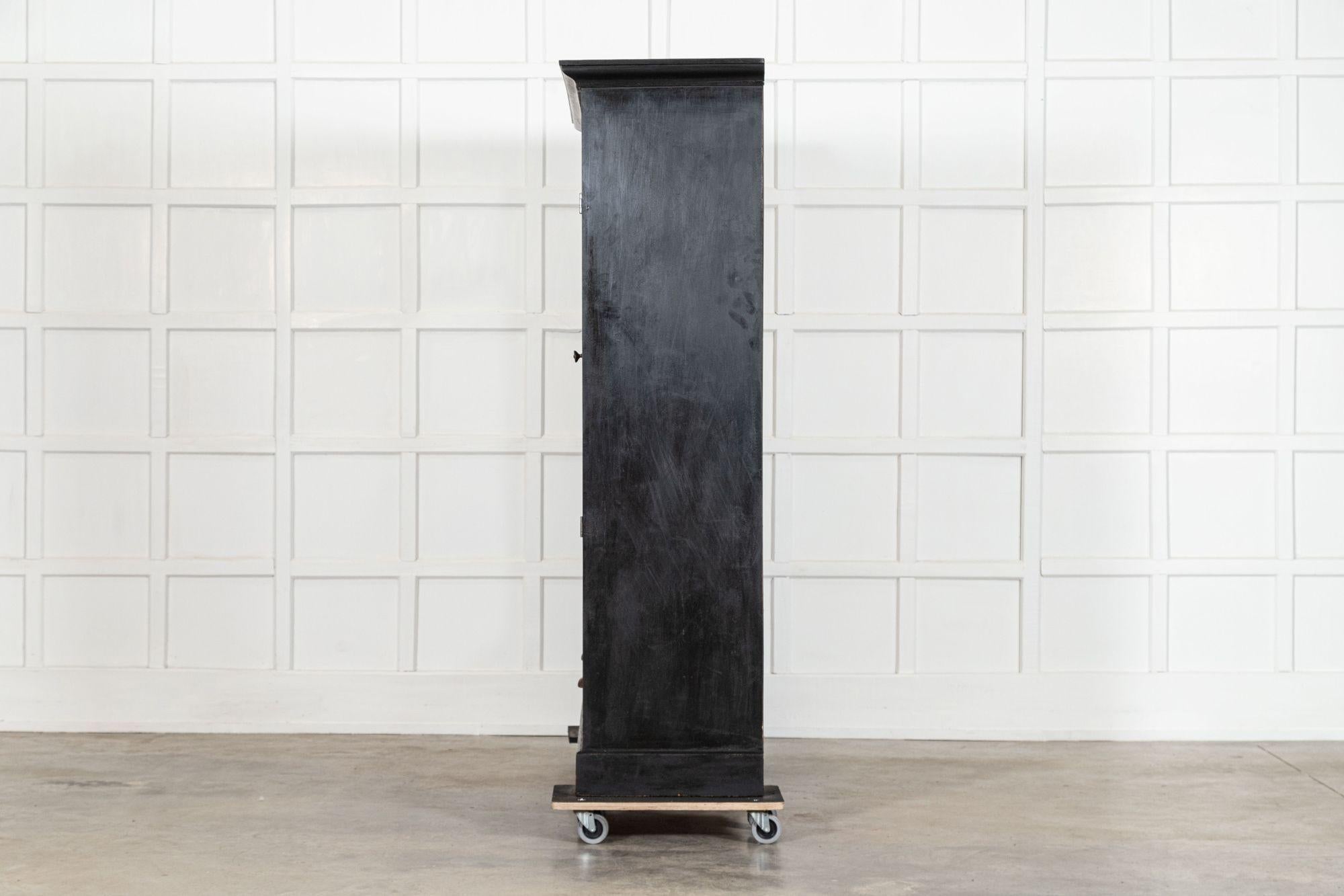 Grande armadio per governanti in pino ebanizzato smaltato del XIX secolo in vendita 4