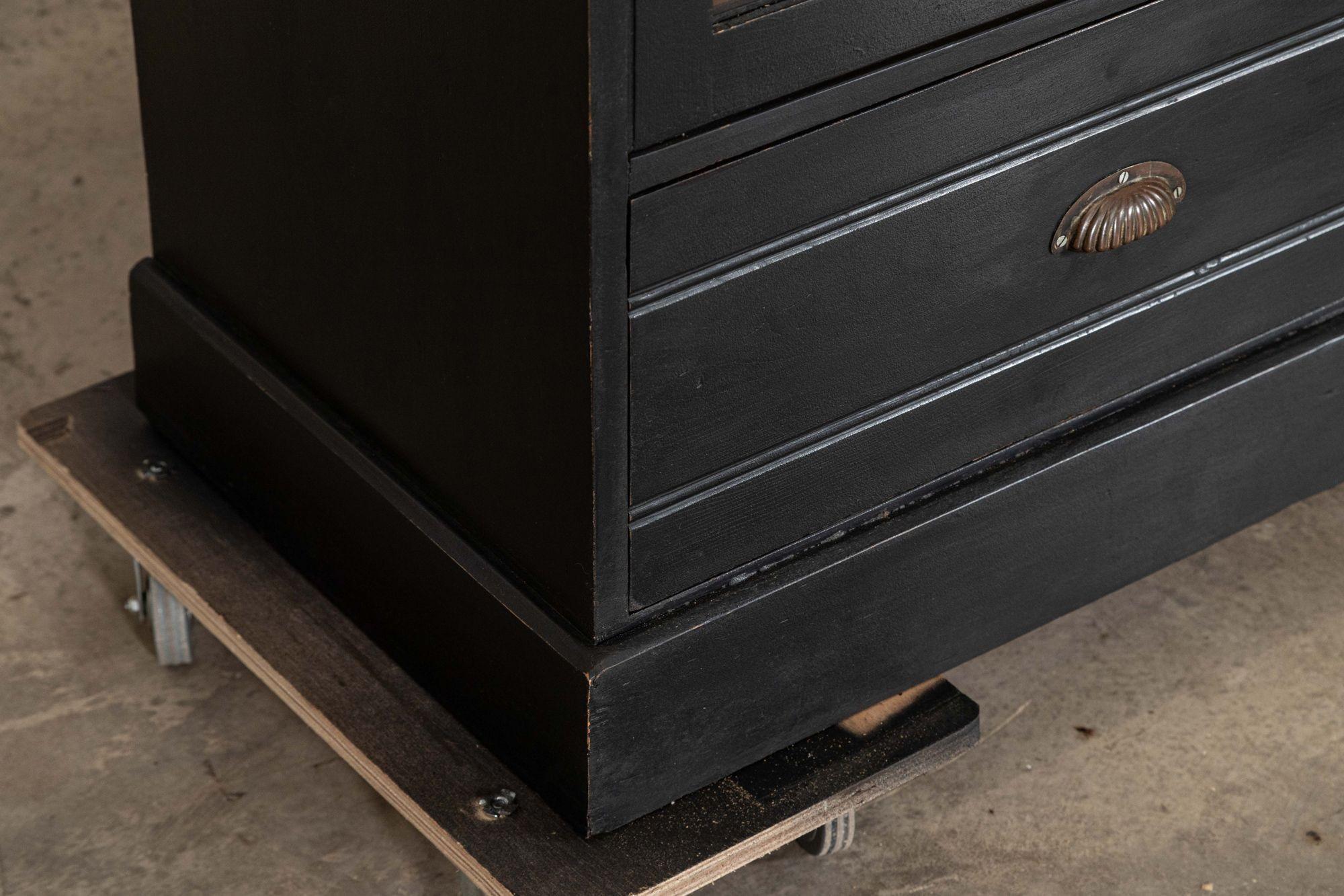 Grande armadio per governanti in pino ebanizzato smaltato del XIX secolo in vendita 5