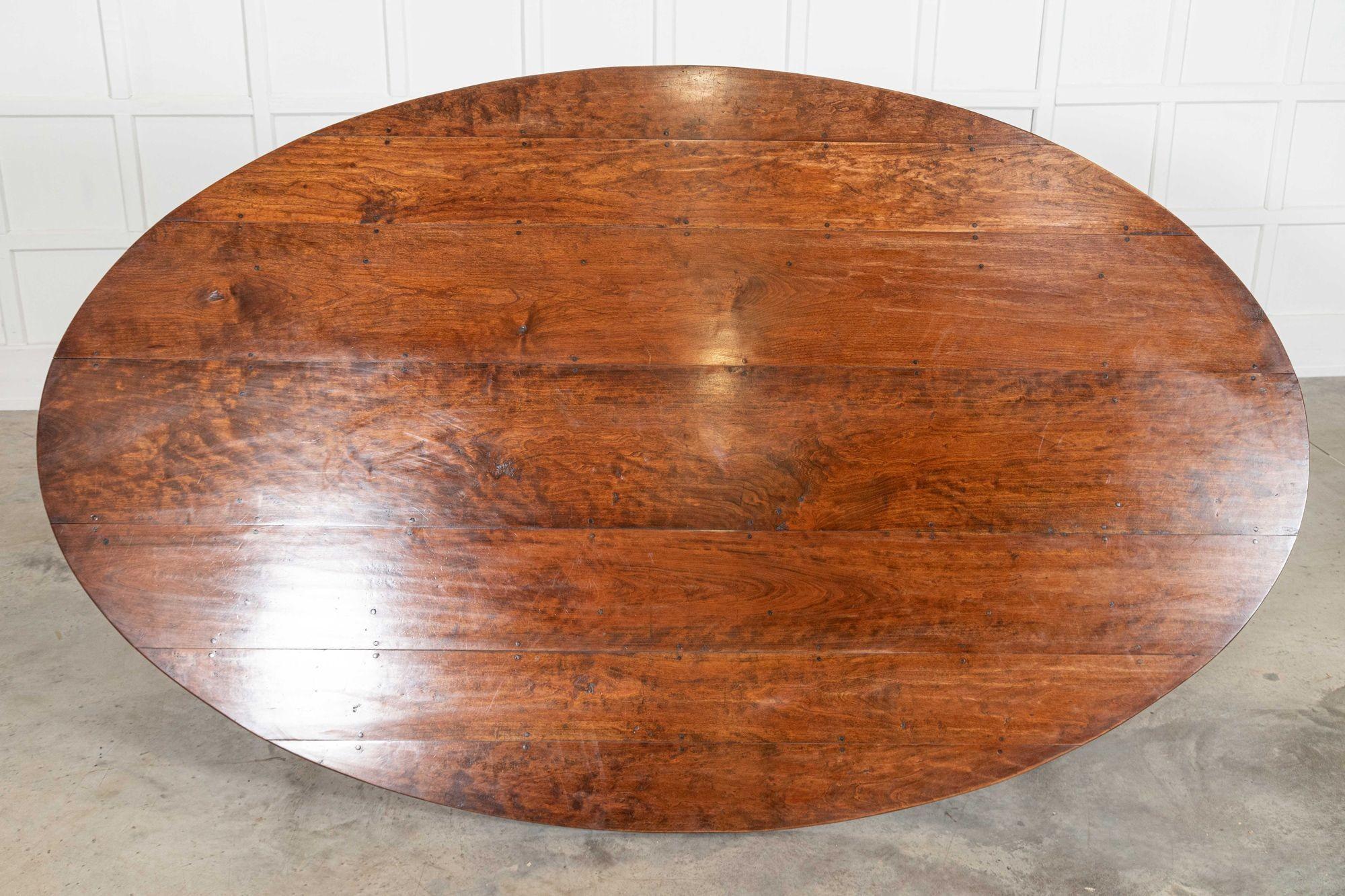 circa 1890
Grande tavolo da pranzo ovale in ciliegio inglese del XIX secolo
sku 2076
W228 x D140 x 75 cm
Altezza del ginocchio 61.5 cm
Peso 56 Kg