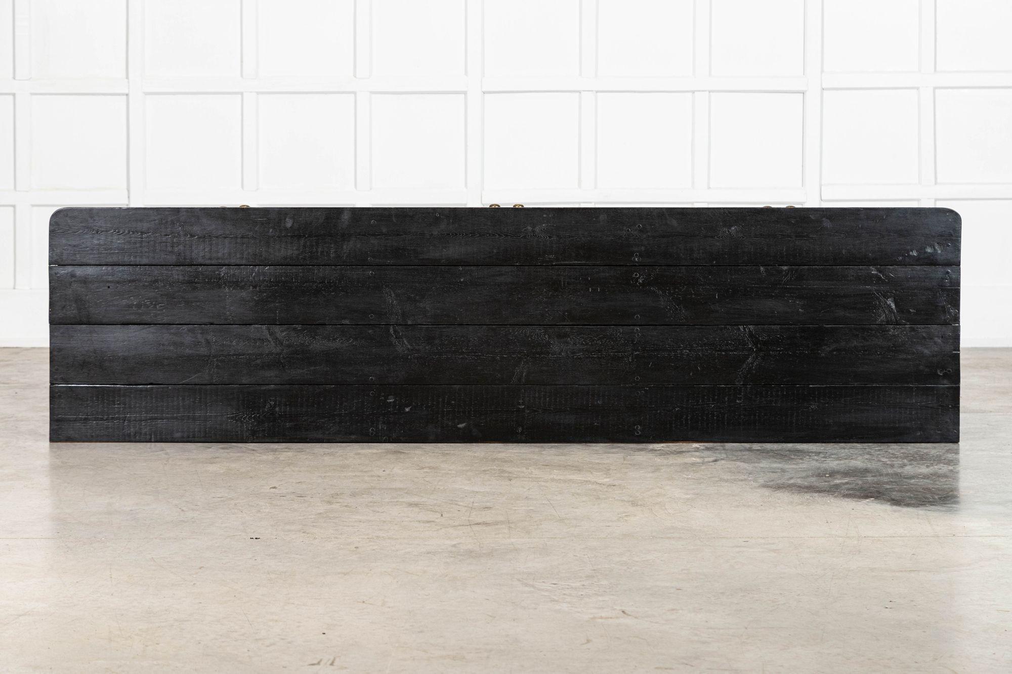Große 19. Jahrhundert Englisch Land Ebonised Pine Dresser Base im Angebot 9