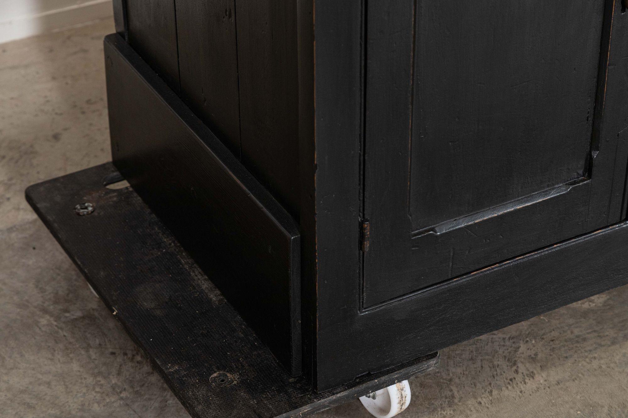 Große 19. Jahrhundert Englisch Land Ebonised Pine Dresser Base im Angebot 10
