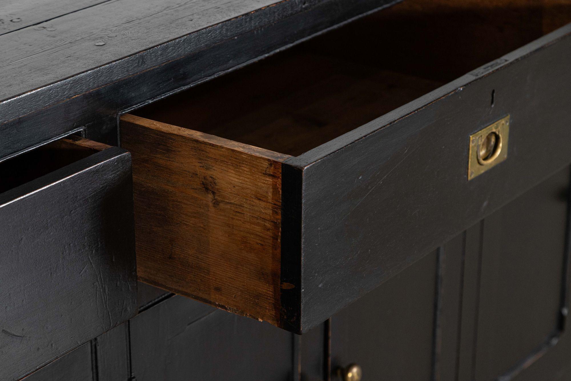 Große 19. Jahrhundert Englisch Land Ebonised Pine Dresser Base im Angebot 11