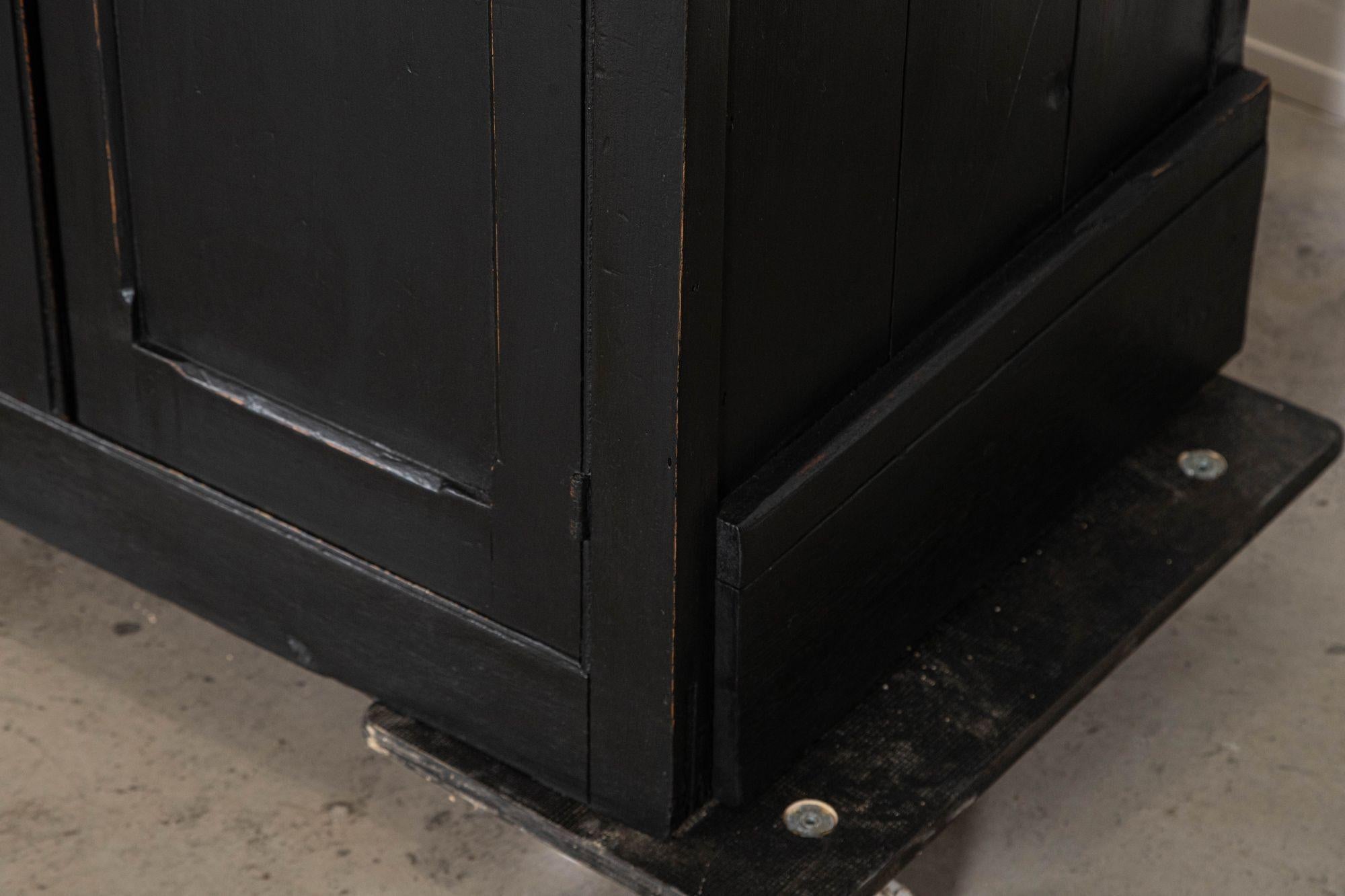 Große 19. Jahrhundert Englisch Land Ebonised Pine Dresser Base im Angebot 12