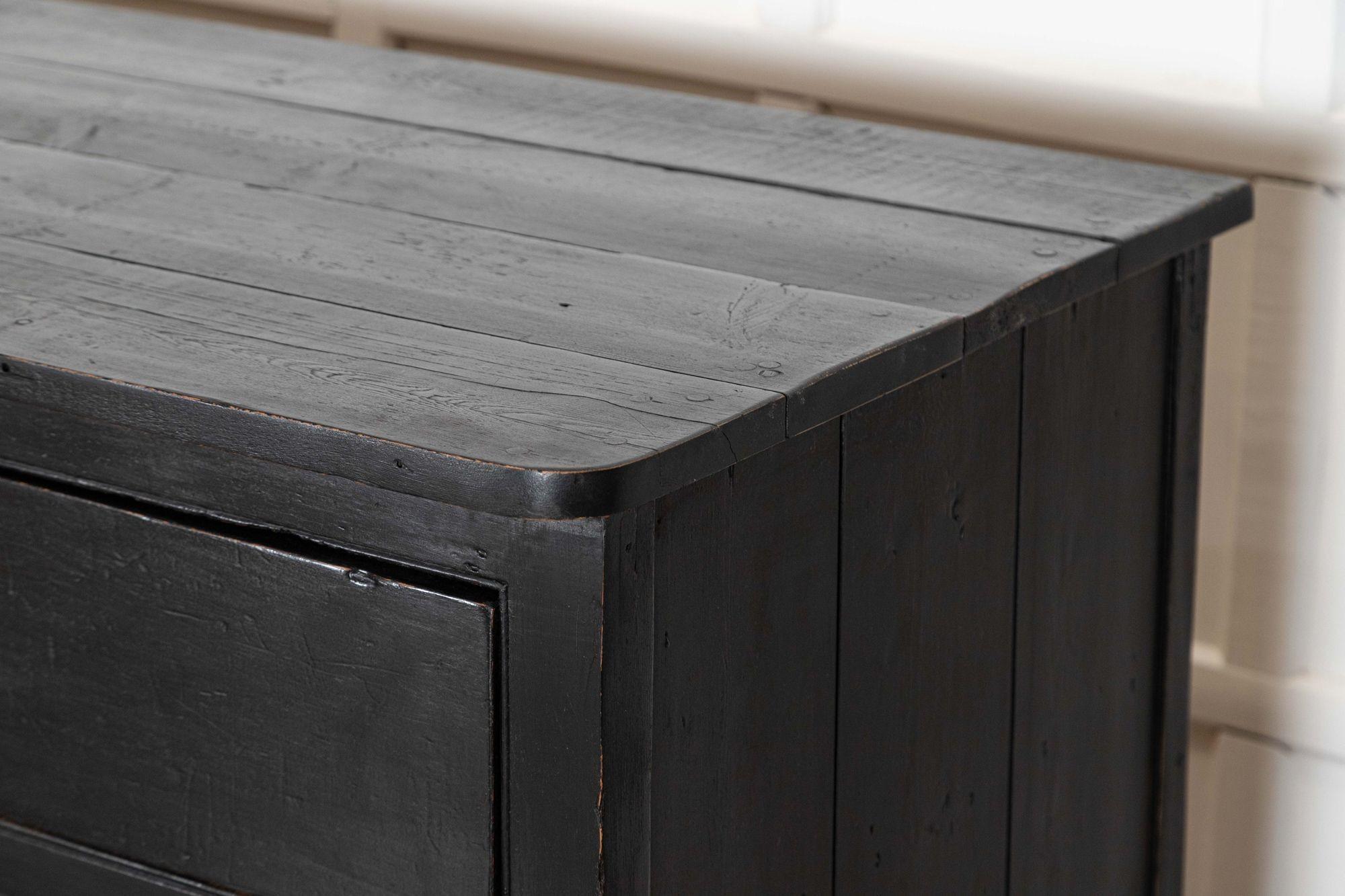 Große 19. Jahrhundert Englisch Land Ebonised Pine Dresser Base im Angebot 13
