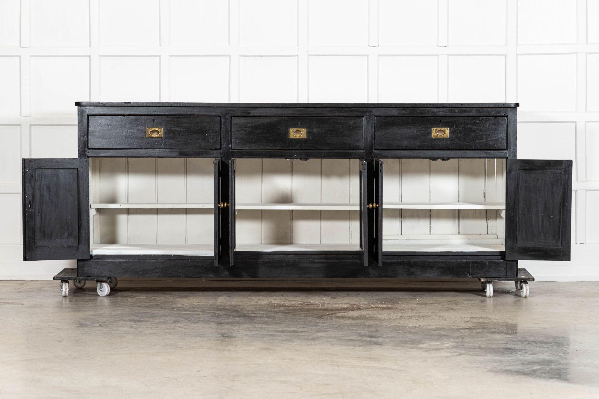 um 1880
Große 19. Jahrhundert Englisch Land Ebonised Pine Dresser Base

sku 1021
W237.5 x D61 x H94 cm
Tiefe des Innenbodens 27 cm
Gewicht 114Kg