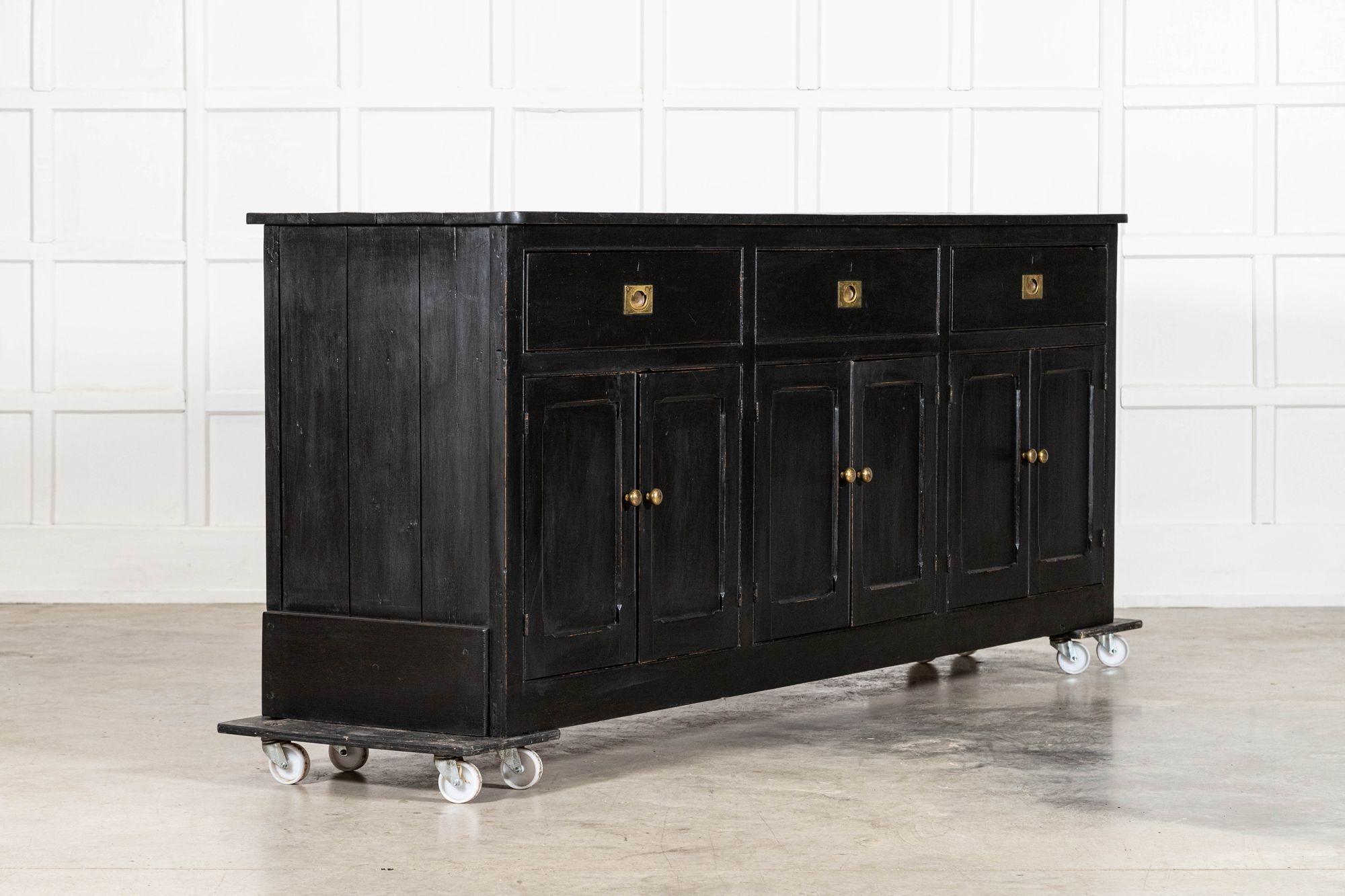 Große 19. Jahrhundert Englisch Land Ebonised Pine Dresser Base im Zustand „Gut“ im Angebot in Staffordshire, GB