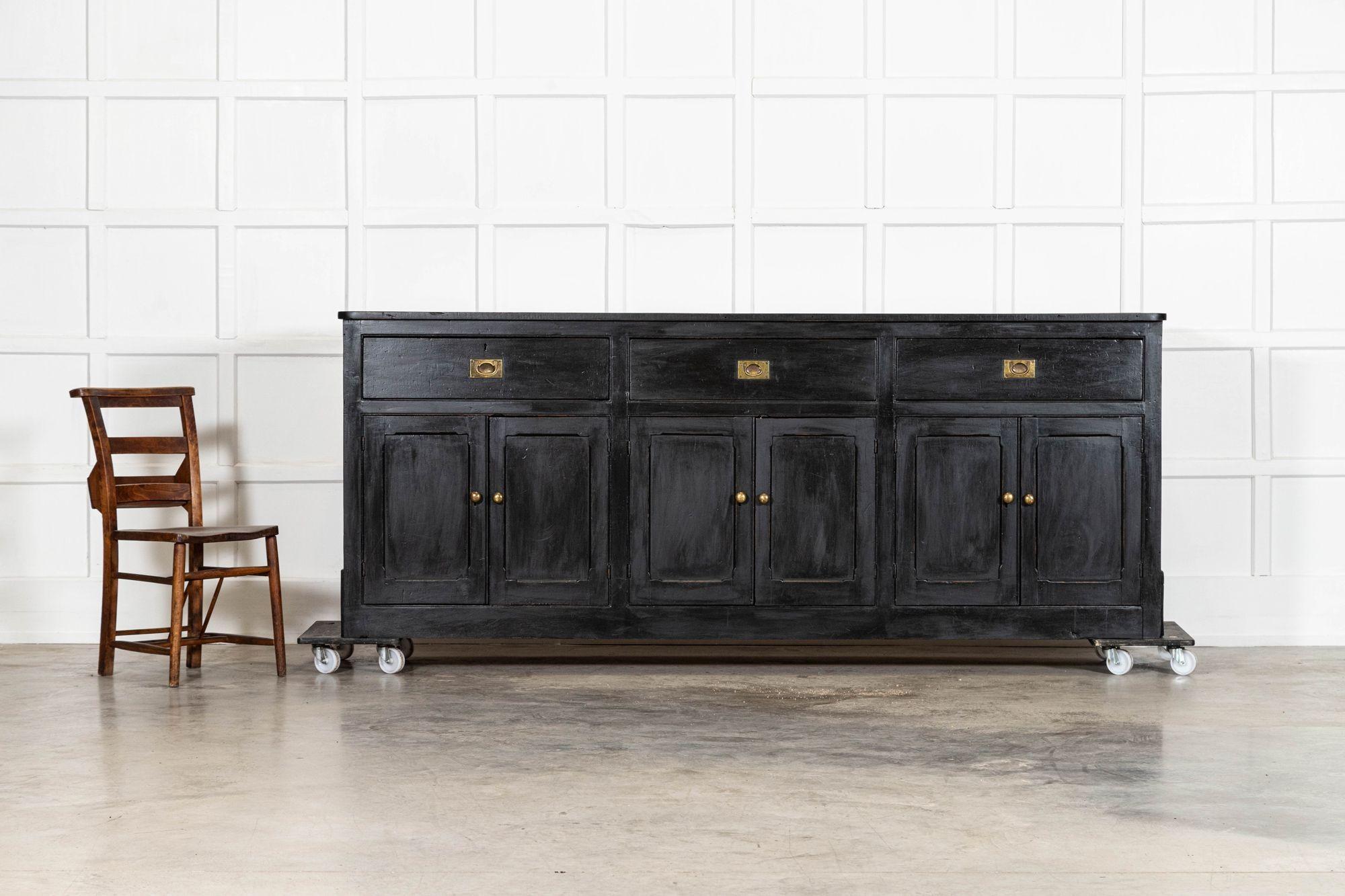 Große 19. Jahrhundert Englisch Land Ebonised Pine Dresser Base (Kiefernholz) im Angebot