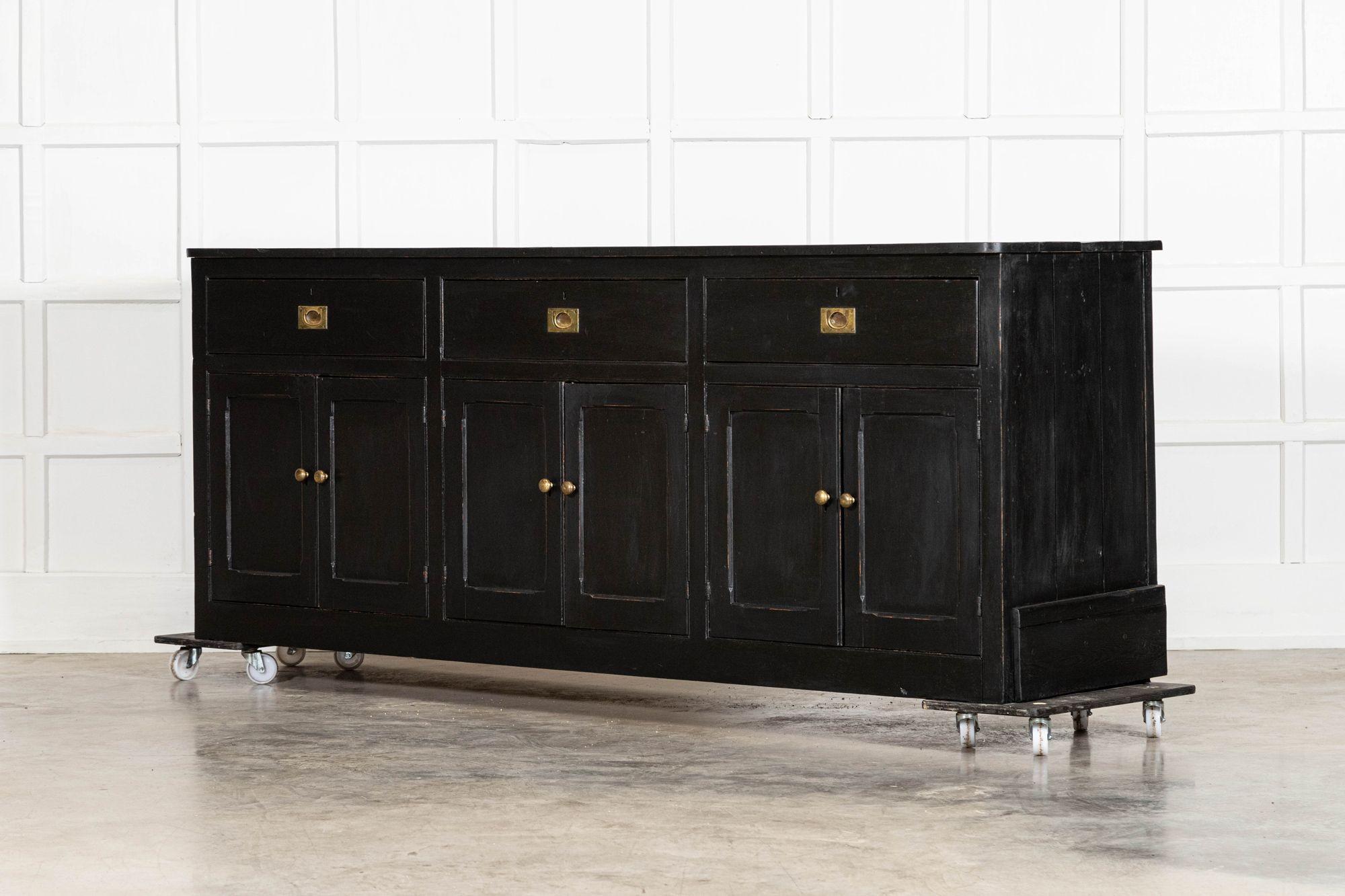 Große 19. Jahrhundert Englisch Land Ebonised Pine Dresser Base im Angebot 1