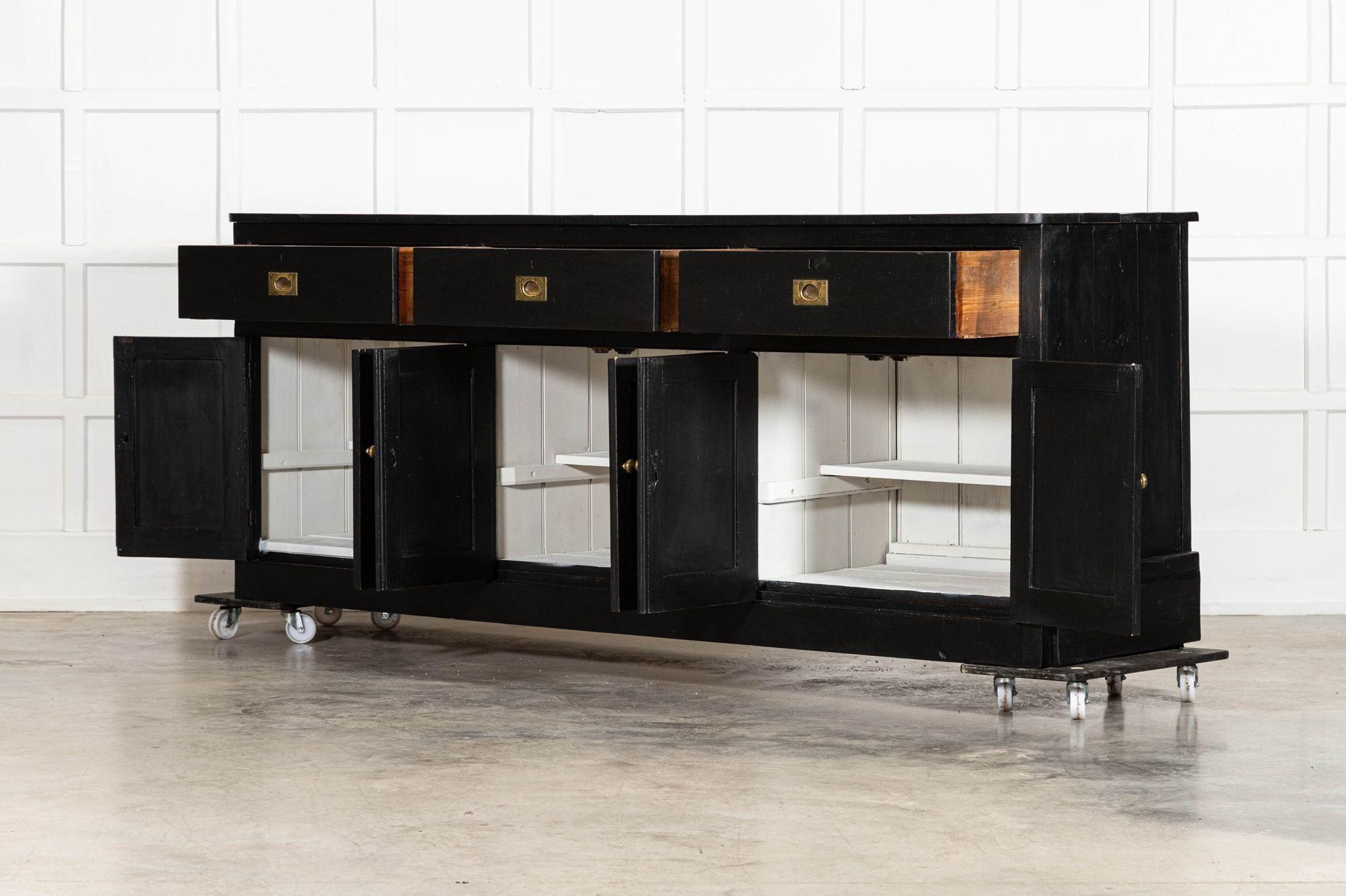 Große 19. Jahrhundert Englisch Land Ebonised Pine Dresser Base im Angebot 2