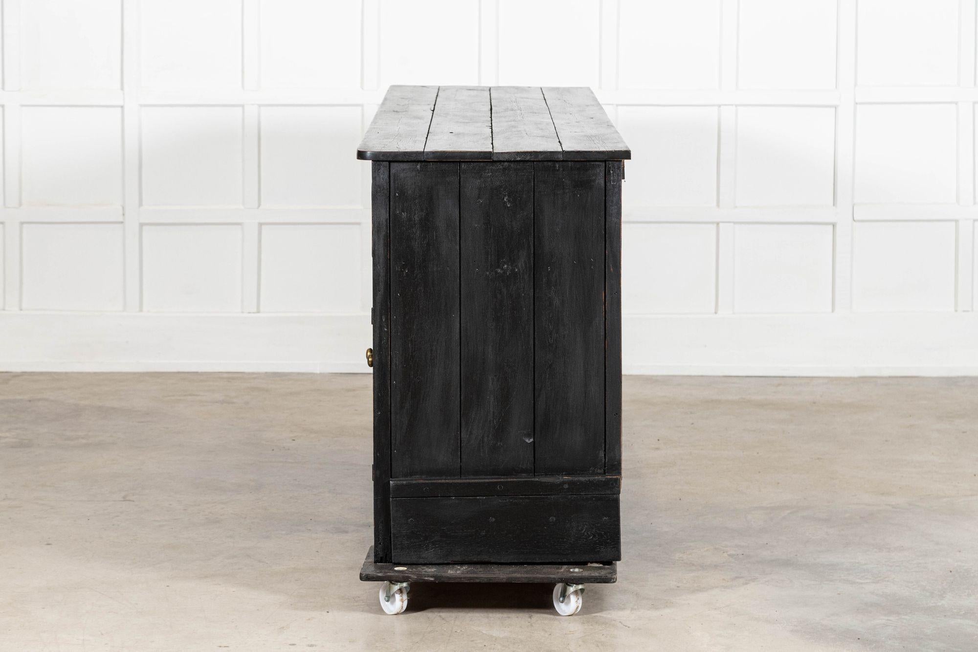 Große 19. Jahrhundert Englisch Land Ebonised Pine Dresser Base im Angebot 3