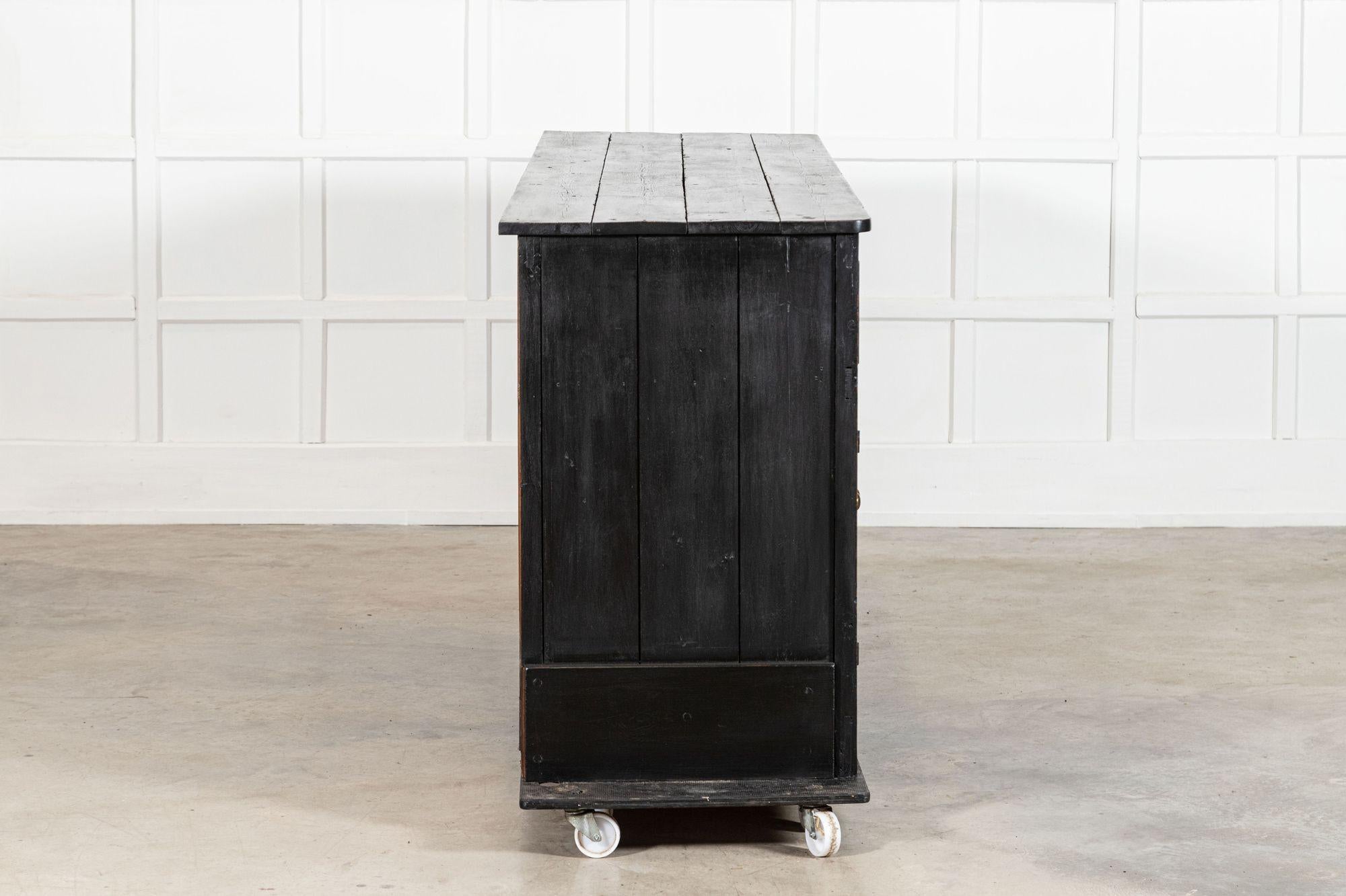 Große 19. Jahrhundert Englisch Land Ebonised Pine Dresser Base im Angebot 4
