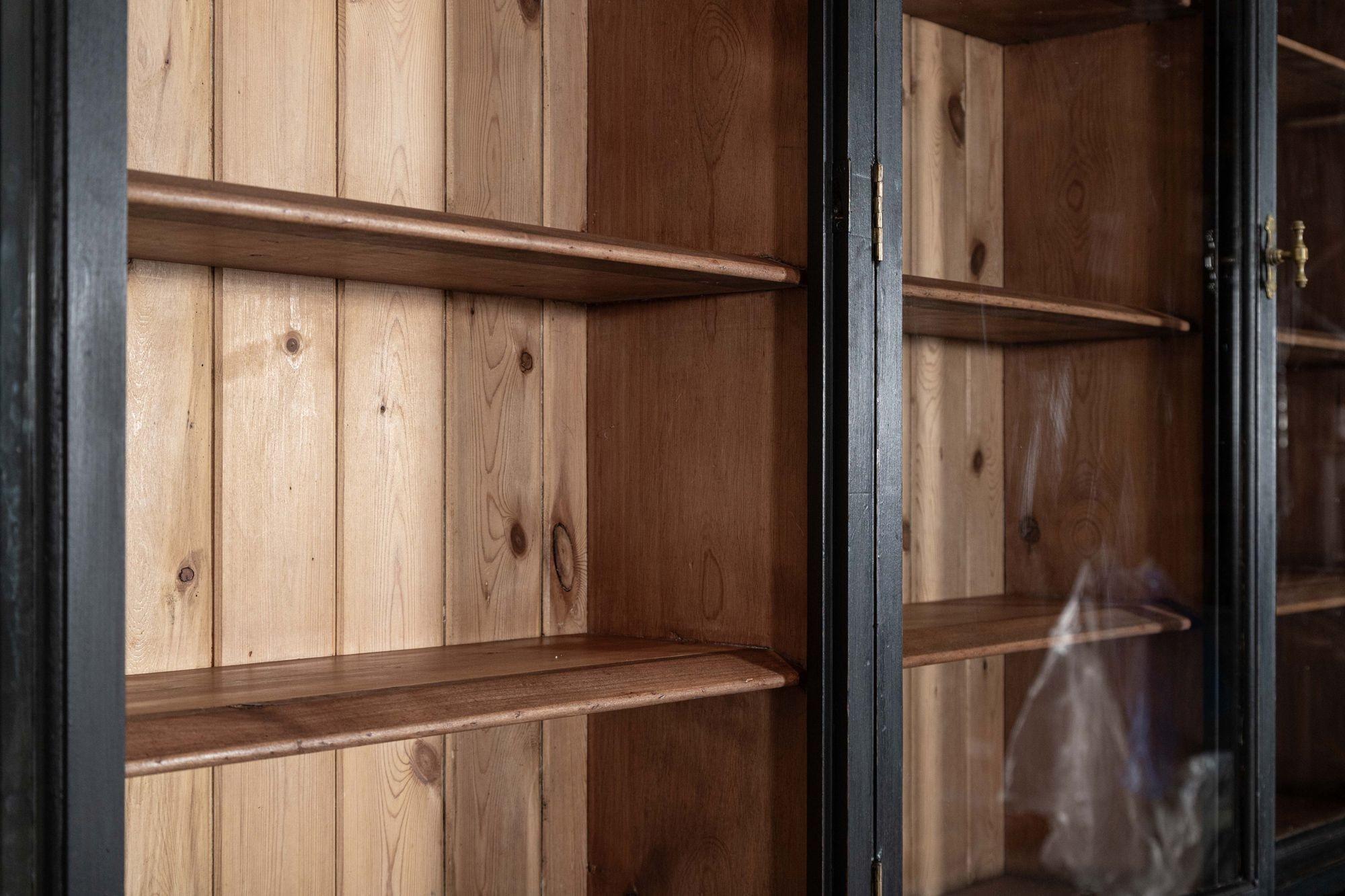 Grande commode-bibliothèque anglaise du 19ème siècle en bois de fruitier ébonisé et en pin glacé en vente 5
