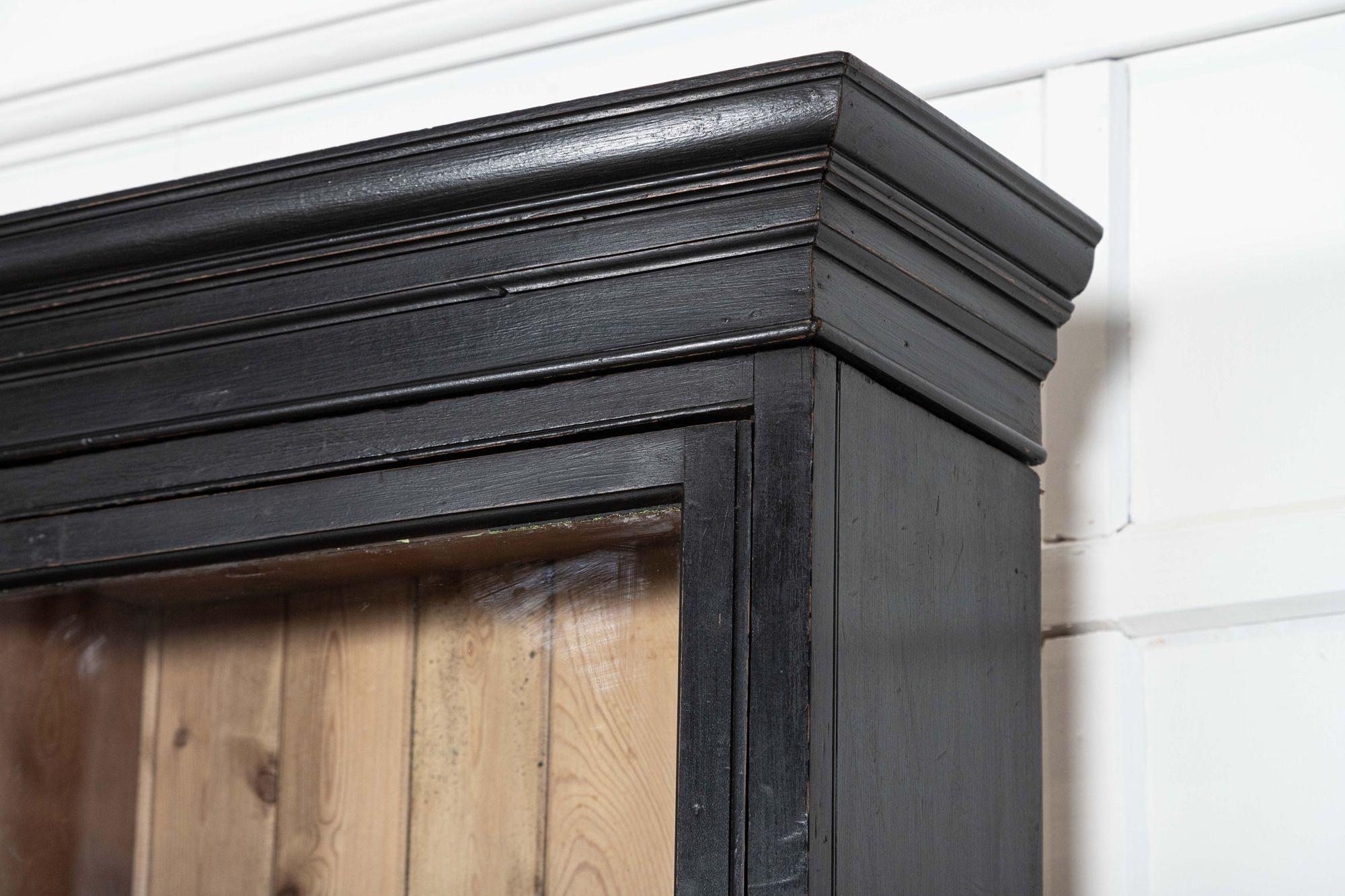 Grande commode-bibliothèque anglaise du 19ème siècle en bois de fruitier ébonisé et en pin glacé en vente 8