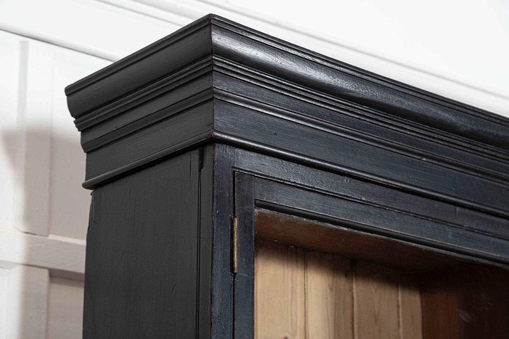 Grande commode-bibliothèque anglaise du 19ème siècle en bois de fruitier ébonisé et en pin glacé en vente 10