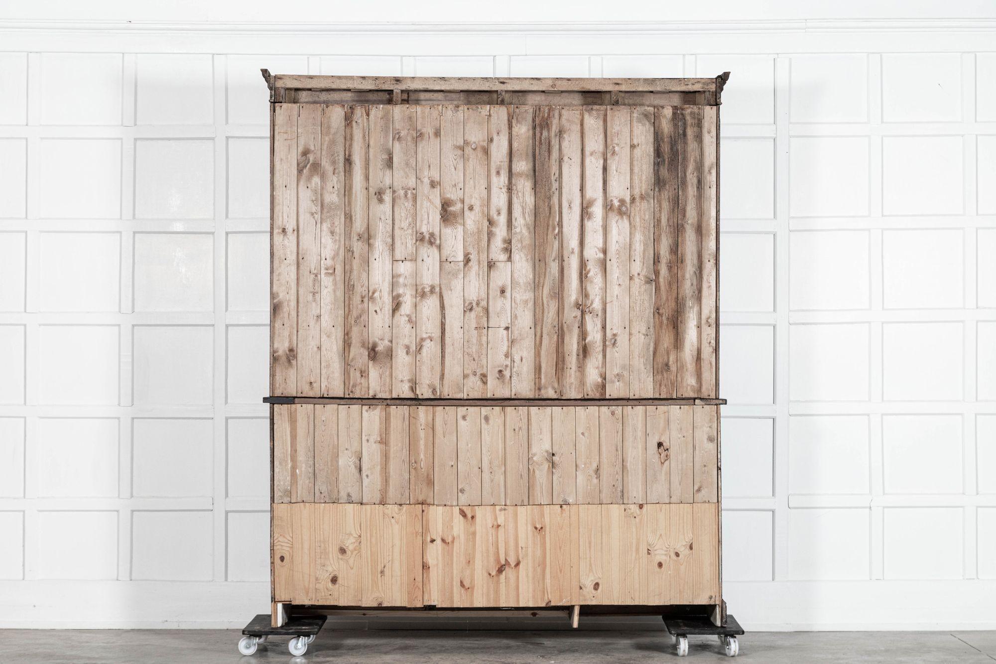 Grande commode-bibliothèque anglaise du 19ème siècle en bois de fruitier ébonisé et en pin glacé en vente 12