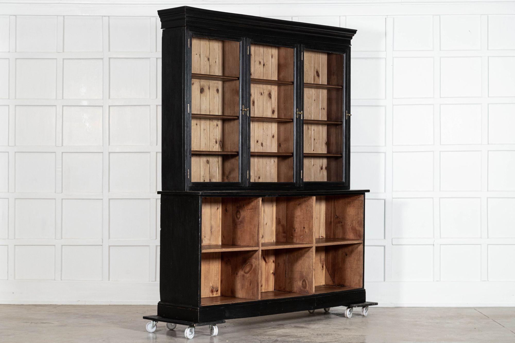 vers 1880
sku 2052
Grande commode-bibliothèque anglaise du 19ème siècle en bois de fruitier ébonisé et en pin glacé

Étagères réglables
Ensemble L186 x P47 x H220 cm
Base L183,5 x P47 x H91 cm
Profondeur de l'étagère intérieure de la base 41