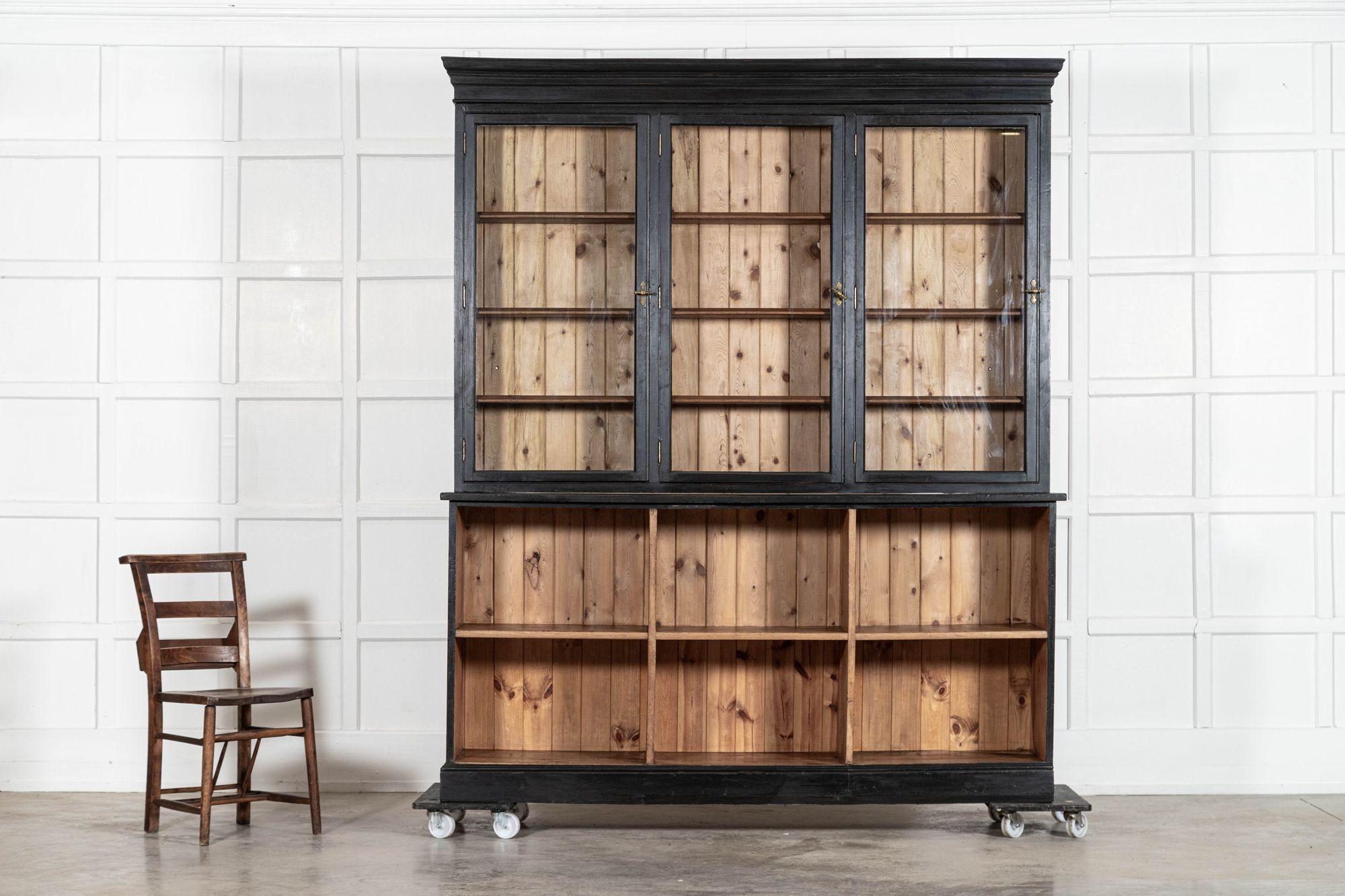 Grande commode-bibliothèque anglaise du 19ème siècle en bois de fruitier ébonisé et en pin glacé Bon état - En vente à Staffordshire, GB