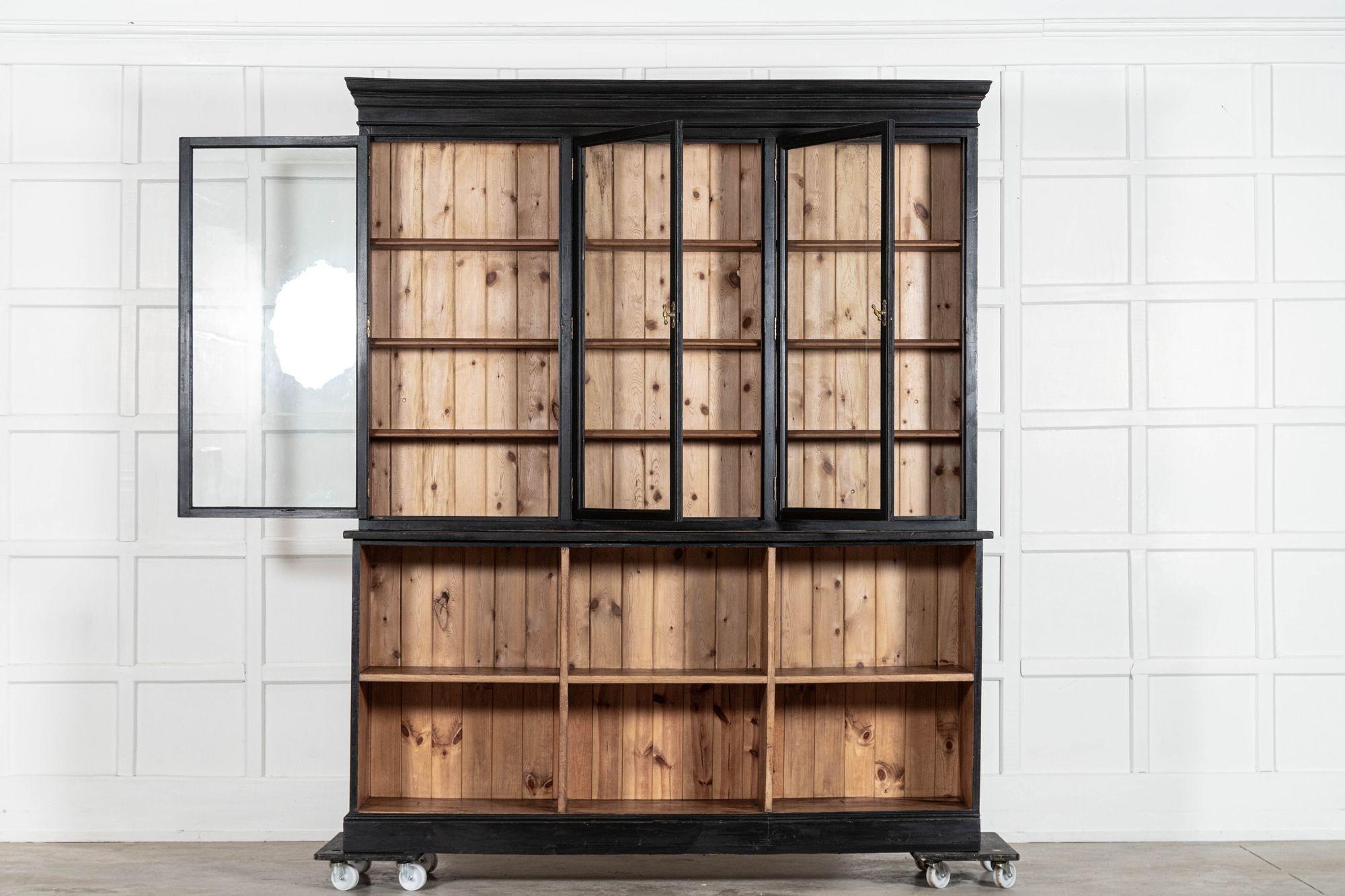 XIXe siècle Grande commode-bibliothèque anglaise du 19ème siècle en bois de fruitier ébonisé et en pin glacé en vente