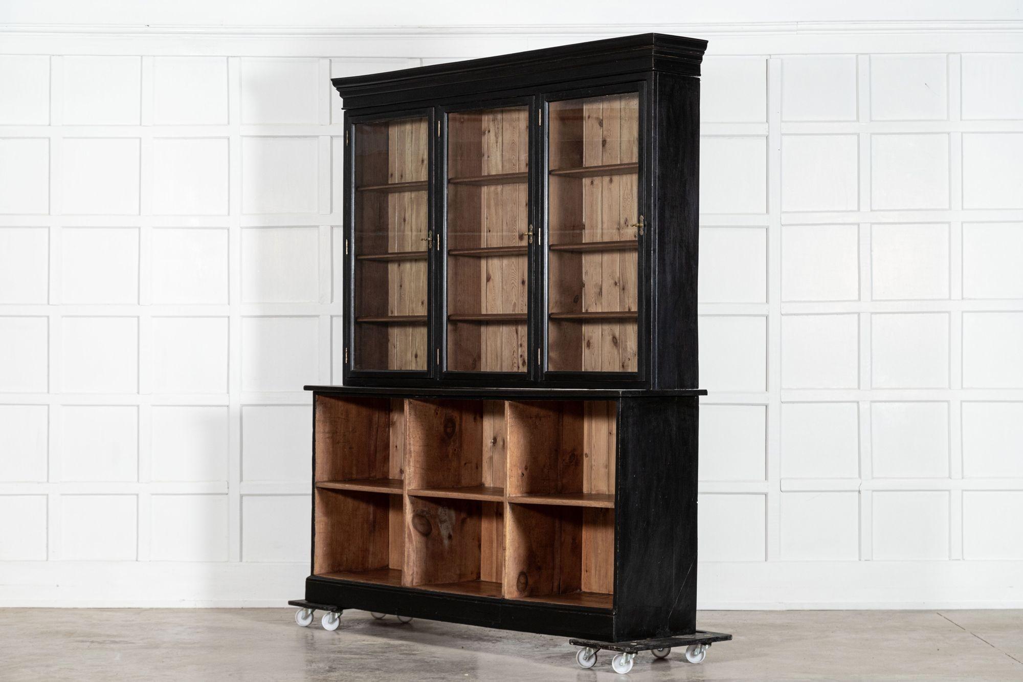 Fruitiers Grande commode-bibliothèque anglaise du 19ème siècle en bois de fruitier ébonisé et en pin glacé en vente