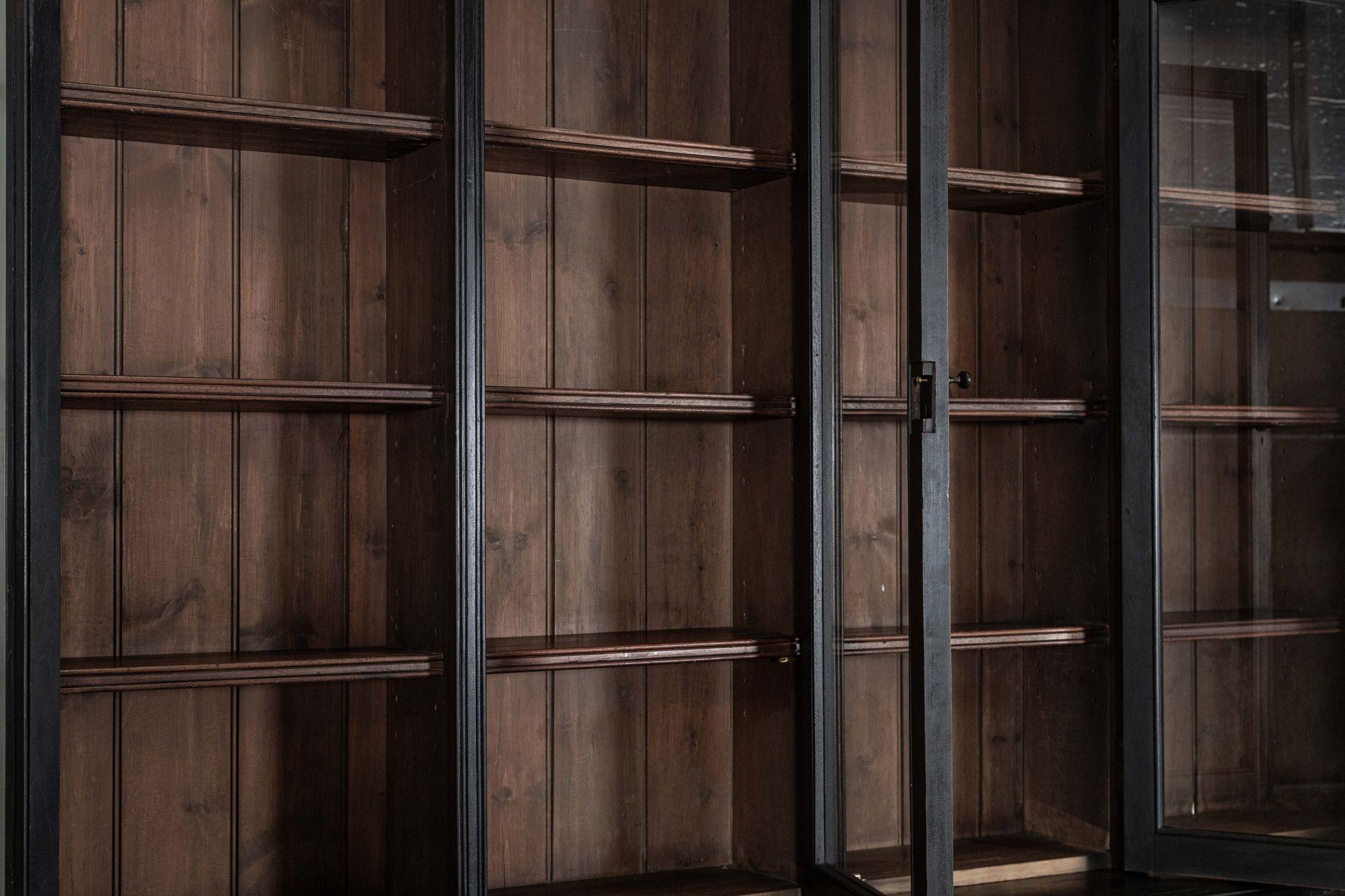 Grande libreria inglese del XIX secolo in mogano ebanizzato e smaltato in vendita 9