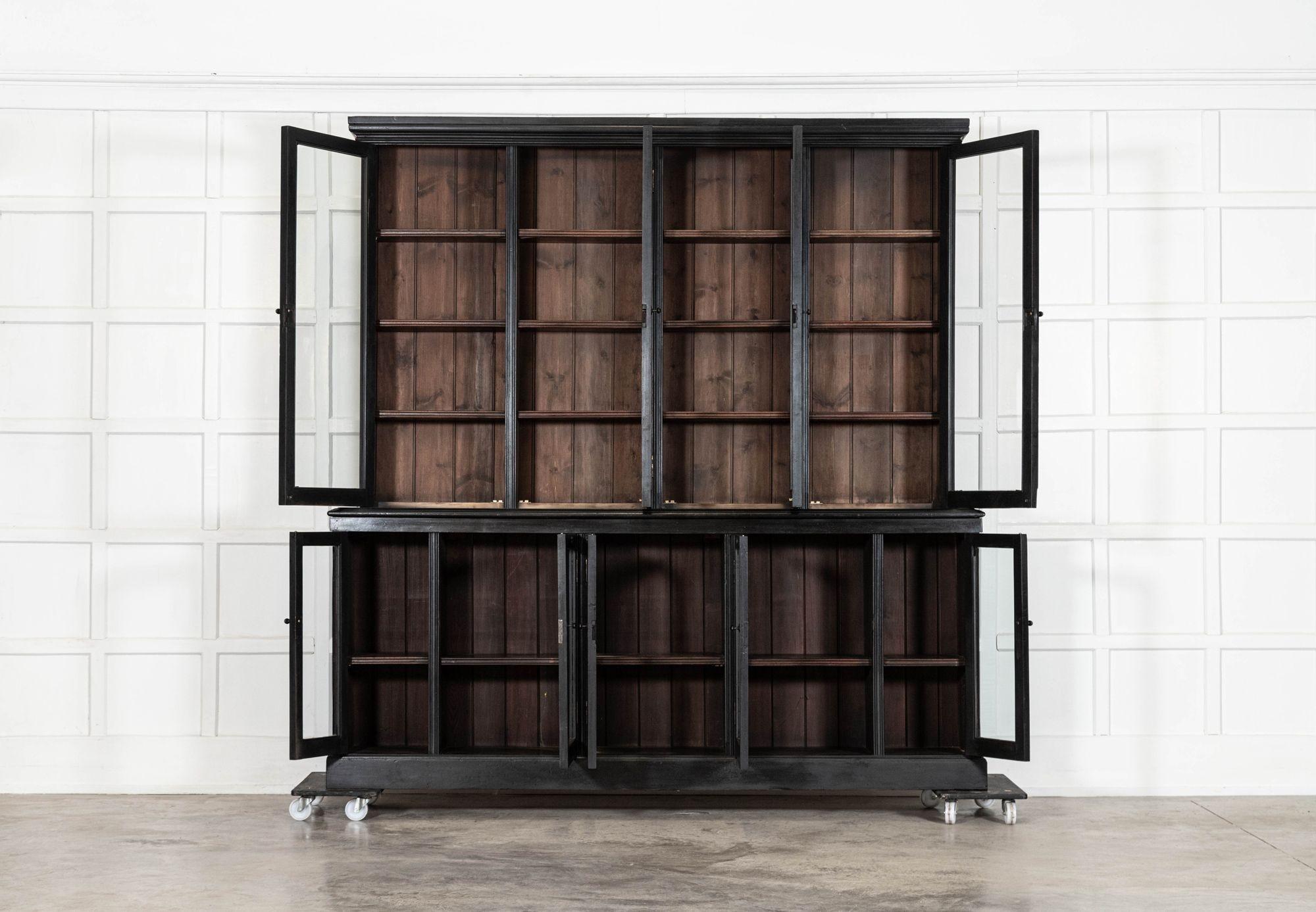 Grande libreria inglese del XIX secolo in mogano ebanizzato e smaltato
circa 1880
Provenienza: Kings College di Londra

sku 1680
Insieme W222 x D41 x H229 cm
Base L222 x P41 x H95 cm
Profondità interna della base 31 cm
Piano W213 x P31 x H134