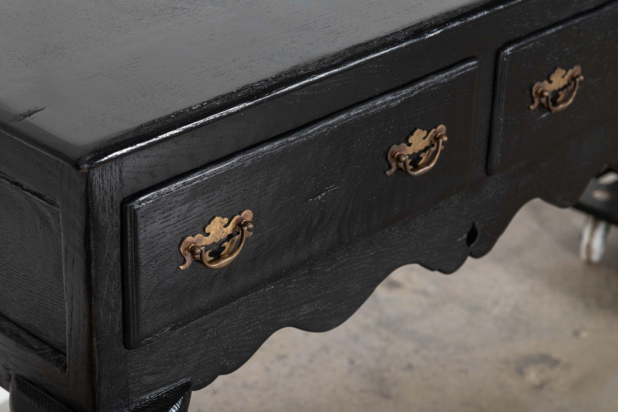 Grande base de commode en chêne ébonisé et laqué anglais du 19e siècle en vente 5