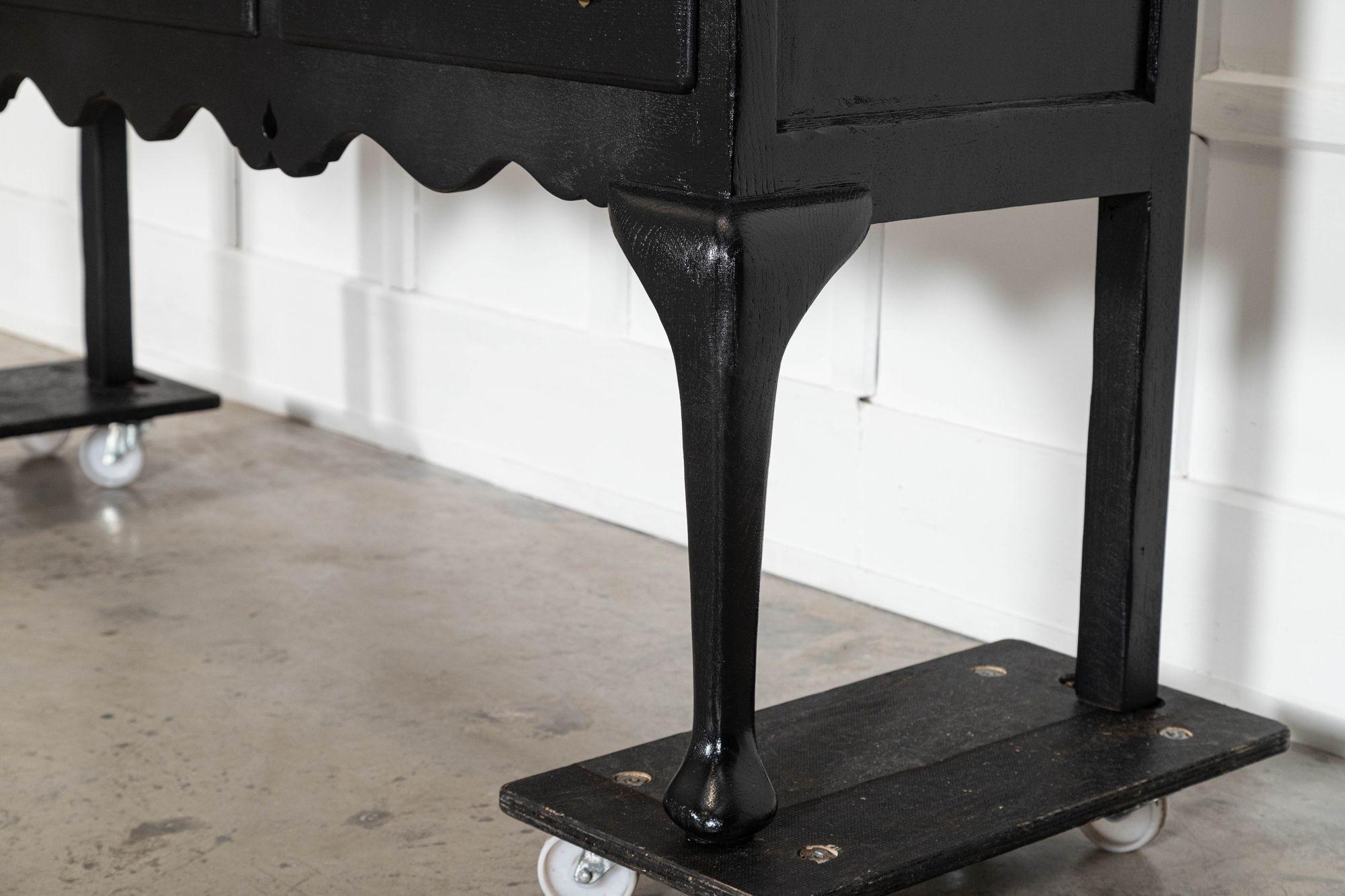 Grande base de commode en chêne ébonisé et laqué anglais du 19e siècle en vente 7