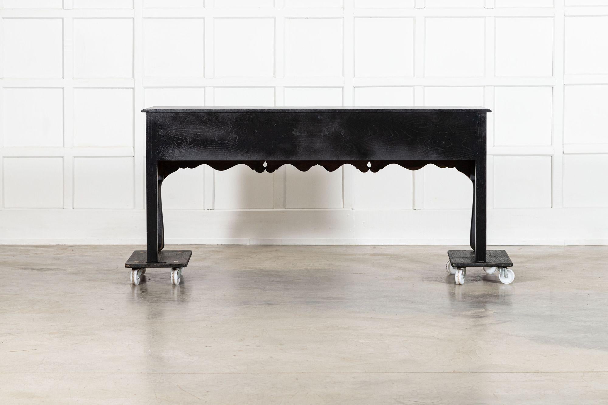 Grande base de commode en chêne ébonisé et laqué anglais du 19e siècle en vente 9