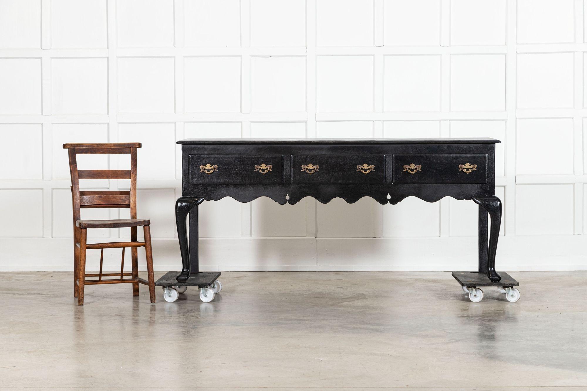 Grande base de commode en chêne ébonisé et laqué anglais du 19e siècle Bon état - En vente à Staffordshire, GB