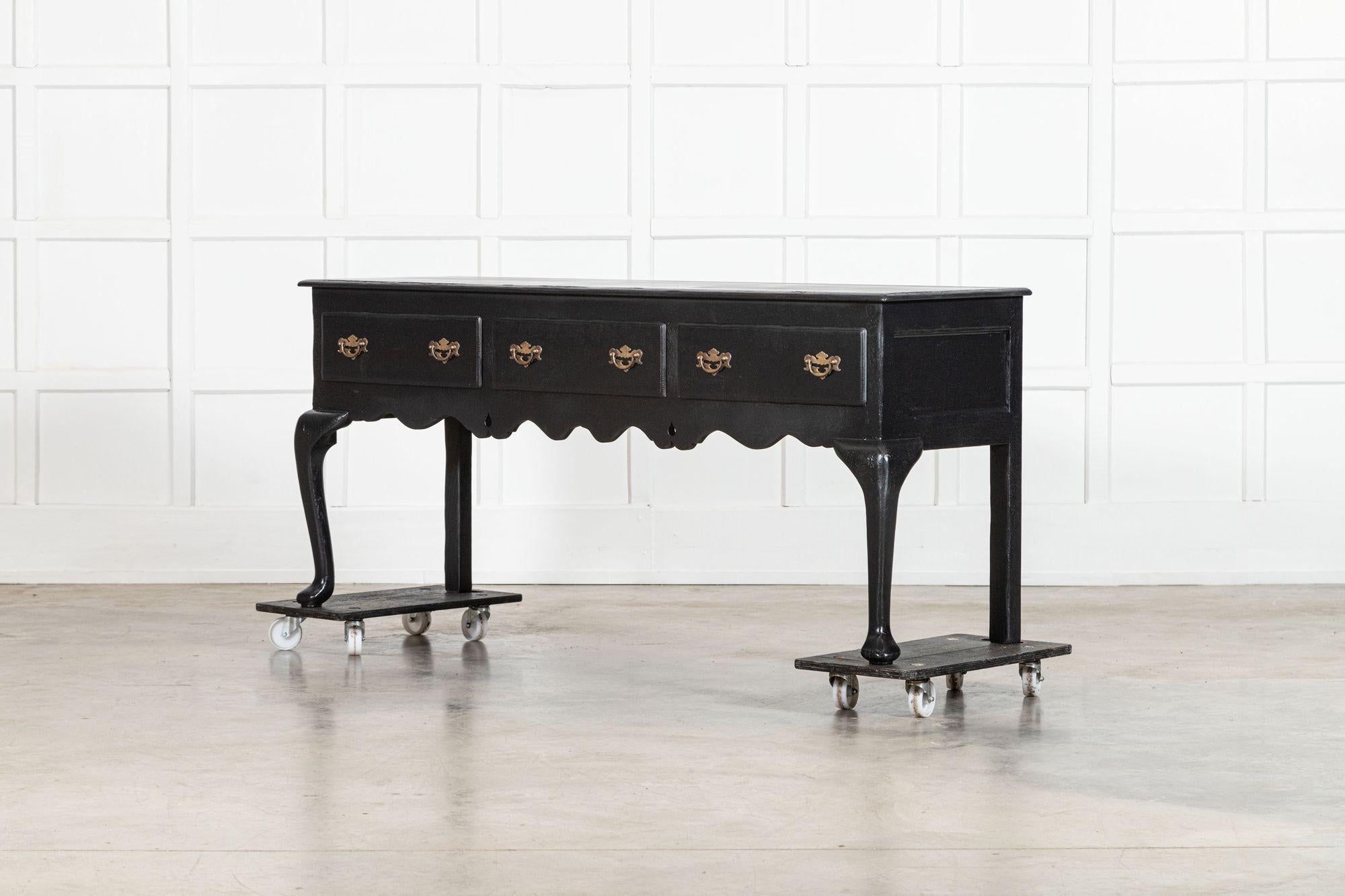 XIXe siècle Grande base de commode en chêne ébonisé et laqué anglais du 19e siècle en vente