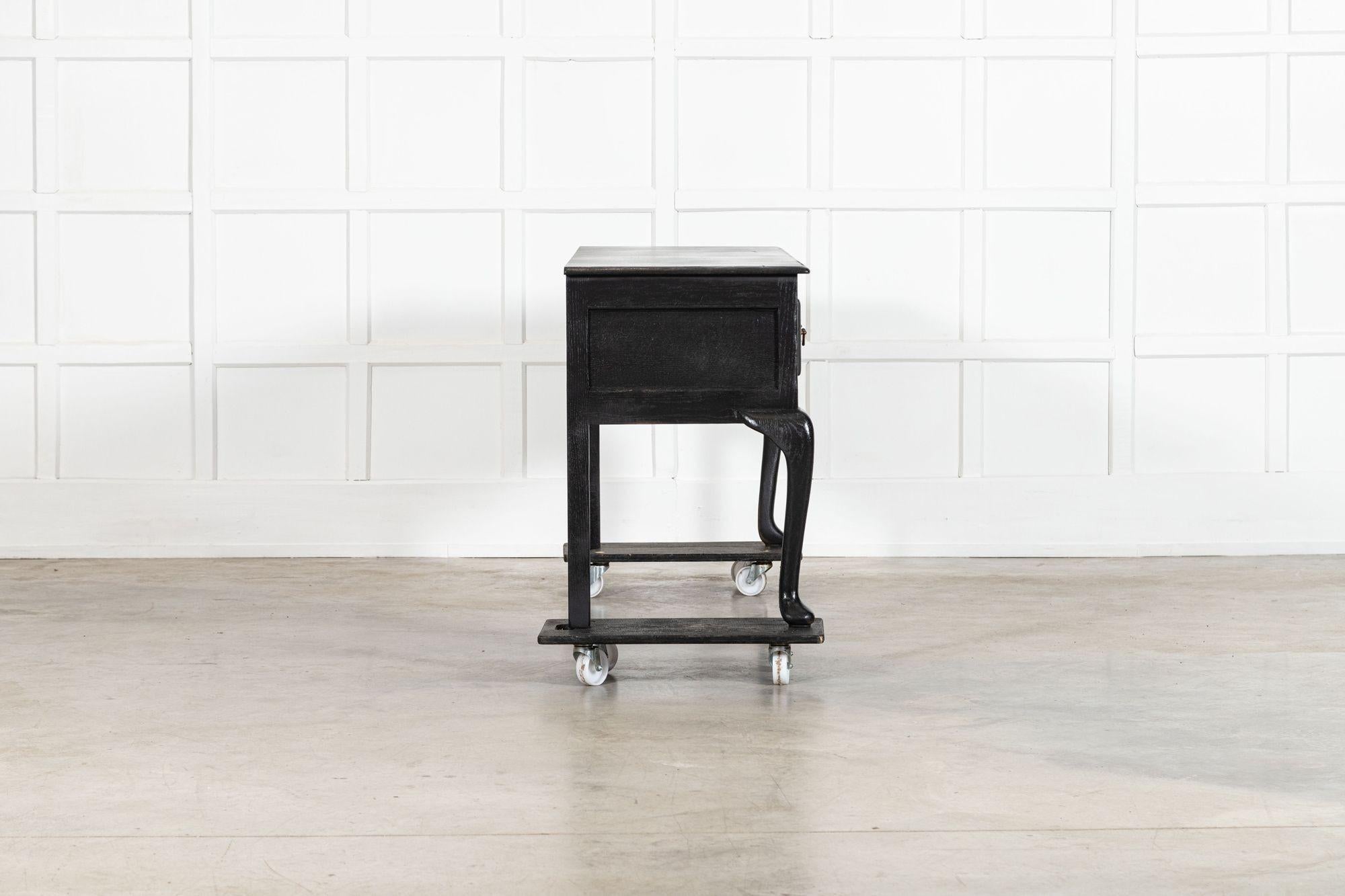 Grande base de commode en chêne ébonisé et laqué anglais du 19e siècle en vente 1