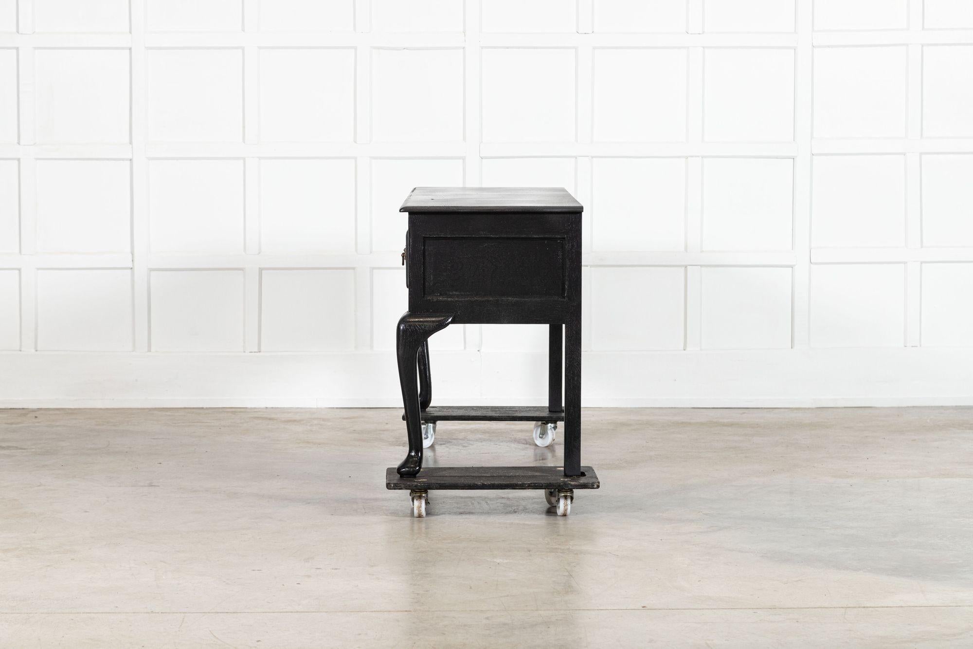 Grande base de commode en chêne ébonisé et laqué anglais du 19e siècle en vente 2