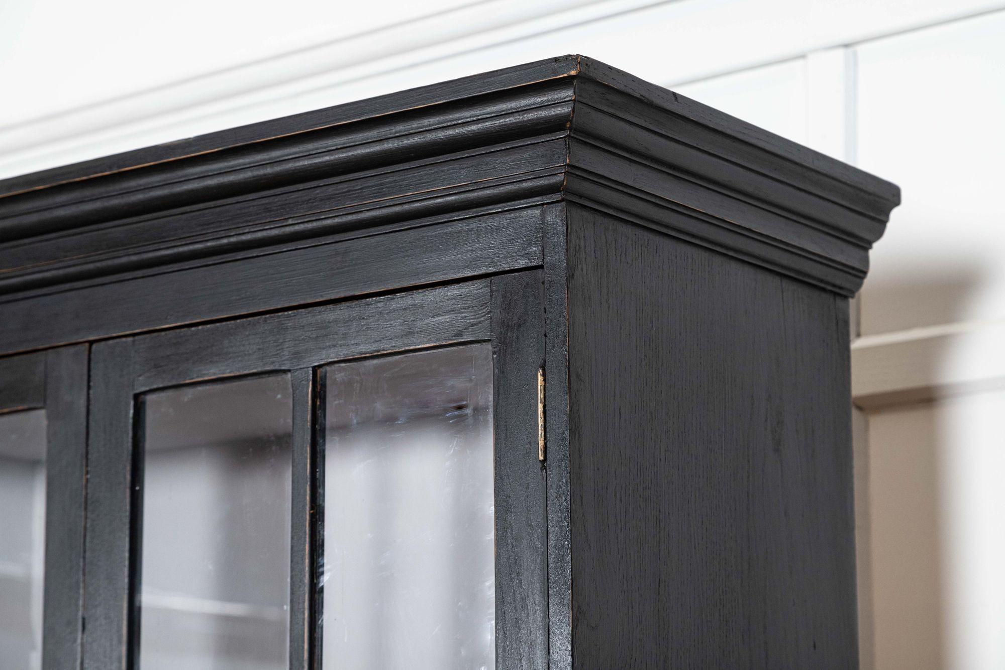 Grande armoire en chêne ébénisterie anglaise du 19ème siècle en vente 8