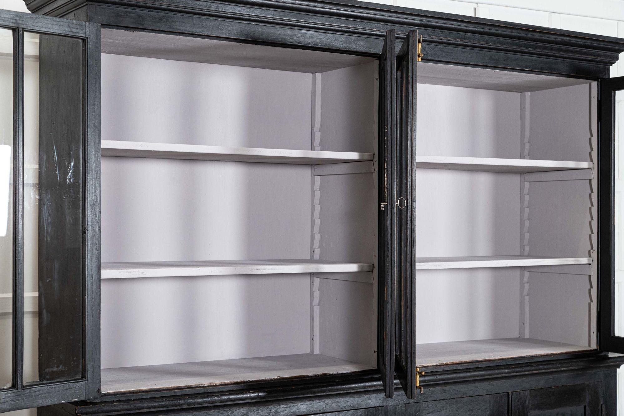 Grande armoire en chêne ébénisterie anglaise du 19ème siècle en vente 9
