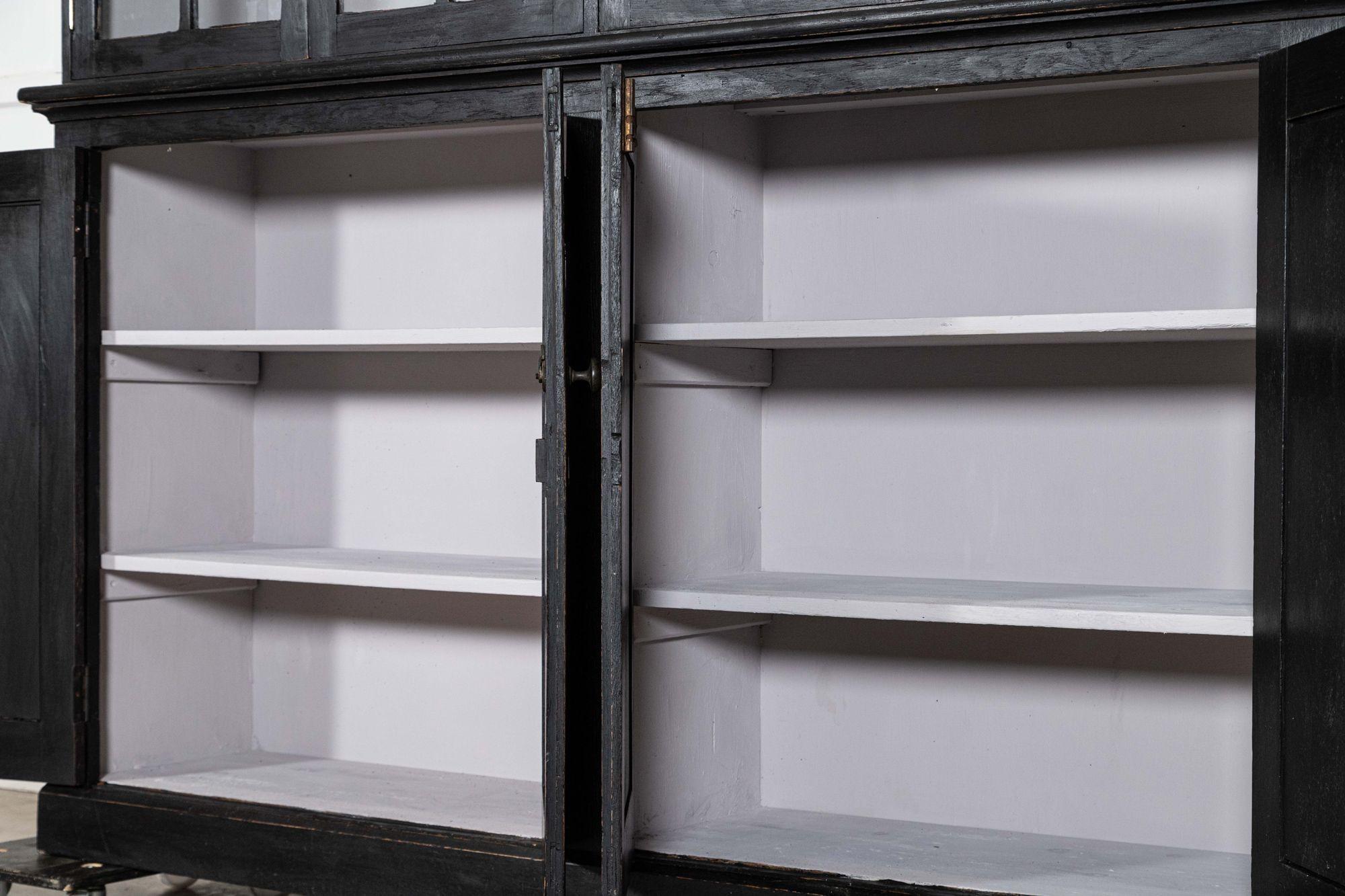 Grande armoire en chêne ébénisterie anglaise du 19ème siècle en vente 10
