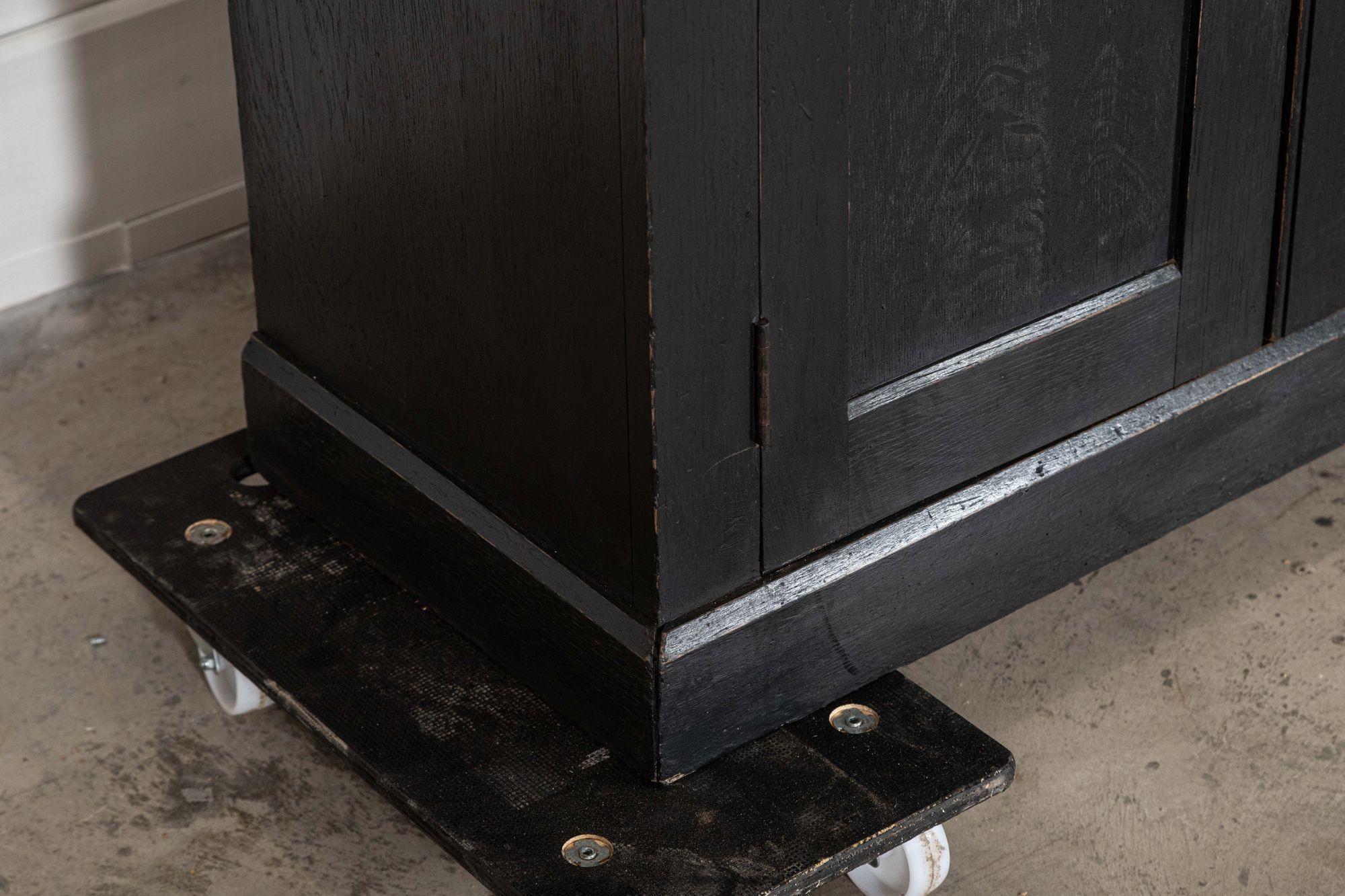 Grande armoire en chêne ébénisterie anglaise du 19ème siècle en vente 11