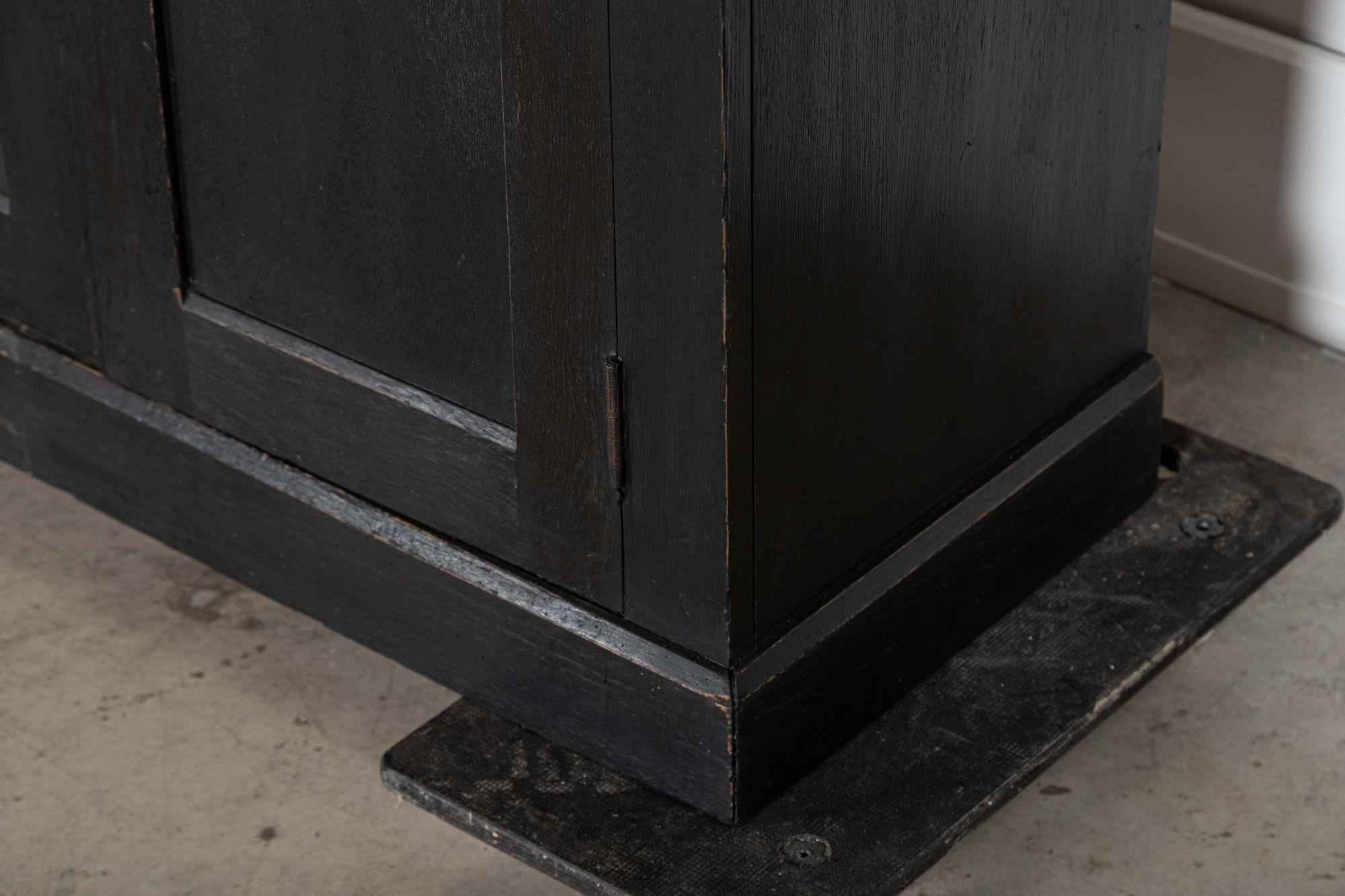 Grande armoire en chêne ébénisterie anglaise du 19ème siècle en vente 12