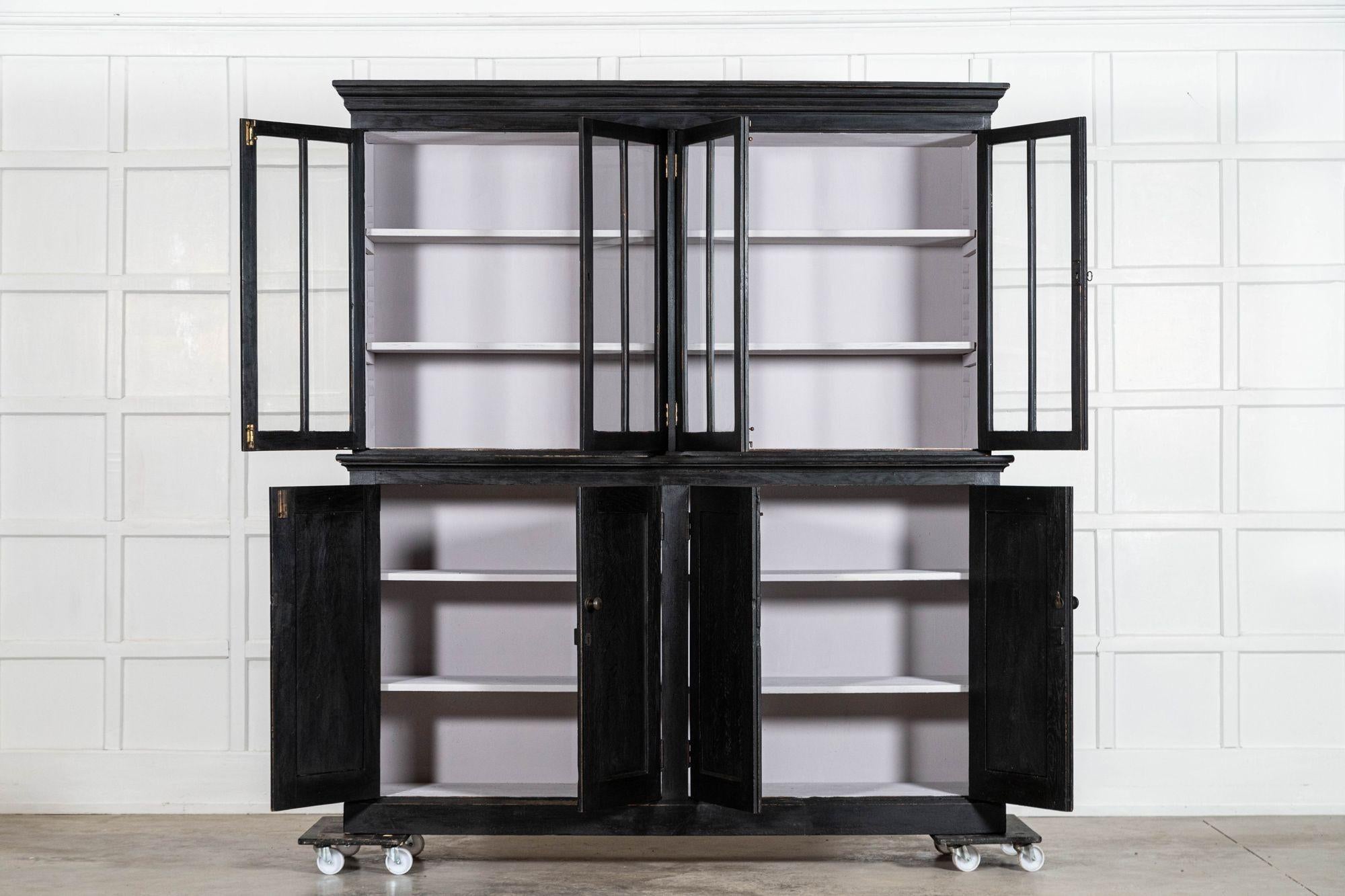 vers 1890
sku 2058
Grande armoire en chêne ébénisterie anglaise du 19ème siècle

Ensemble L190 x P44 x H212 cm
Base L190 x P44 x H107 cm
Profondeur de l'étagère intérieure de la base 35 cm
Dessus L190 x P45 x H105 cm
Profondeur de l'étagère