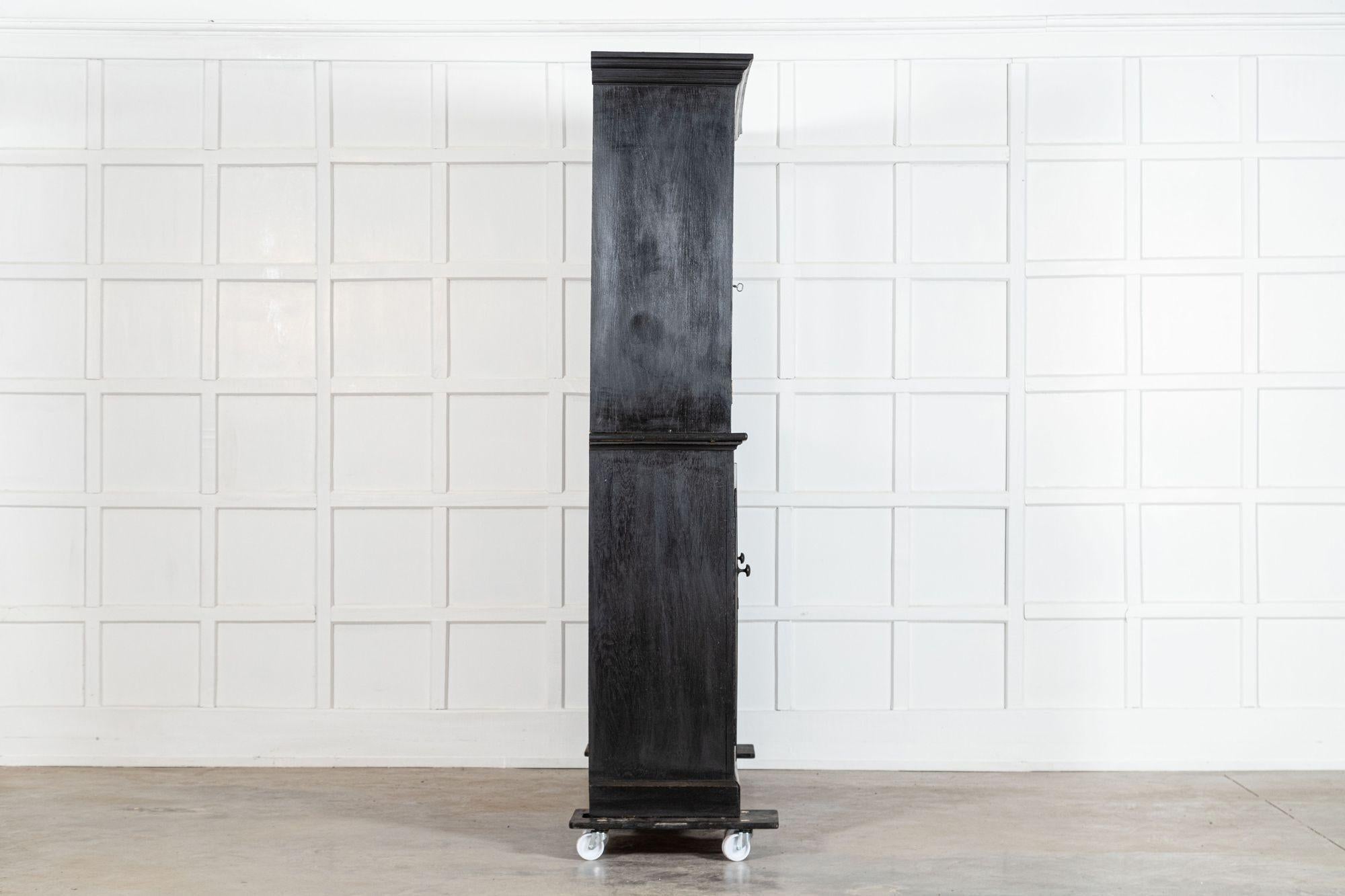 Grande armoire en chêne ébénisterie anglaise du 19ème siècle en vente 1