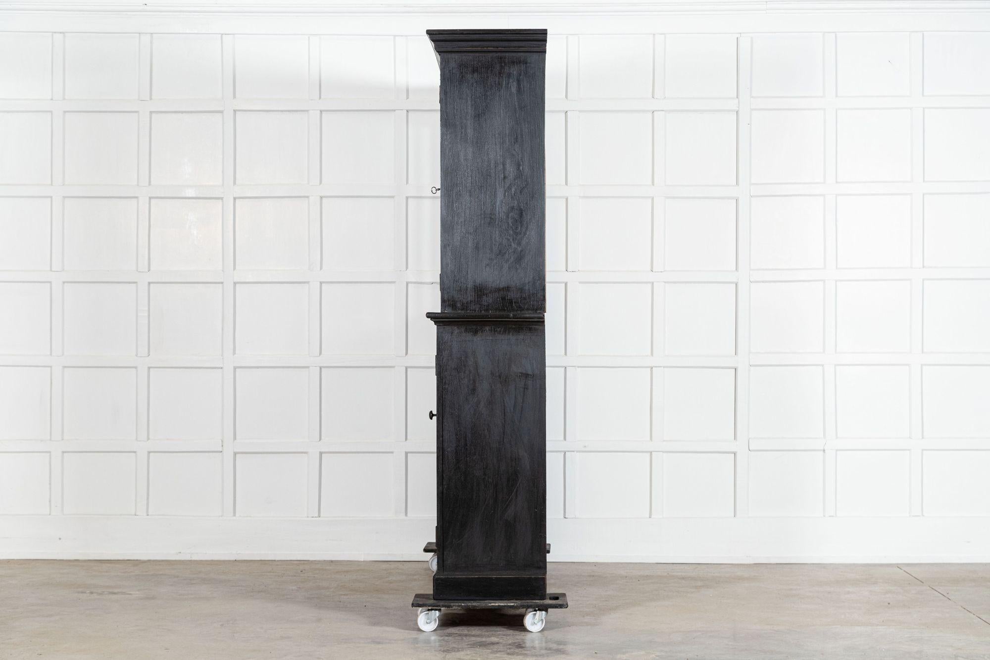 Grande armoire en chêne ébénisterie anglaise du 19ème siècle en vente 2