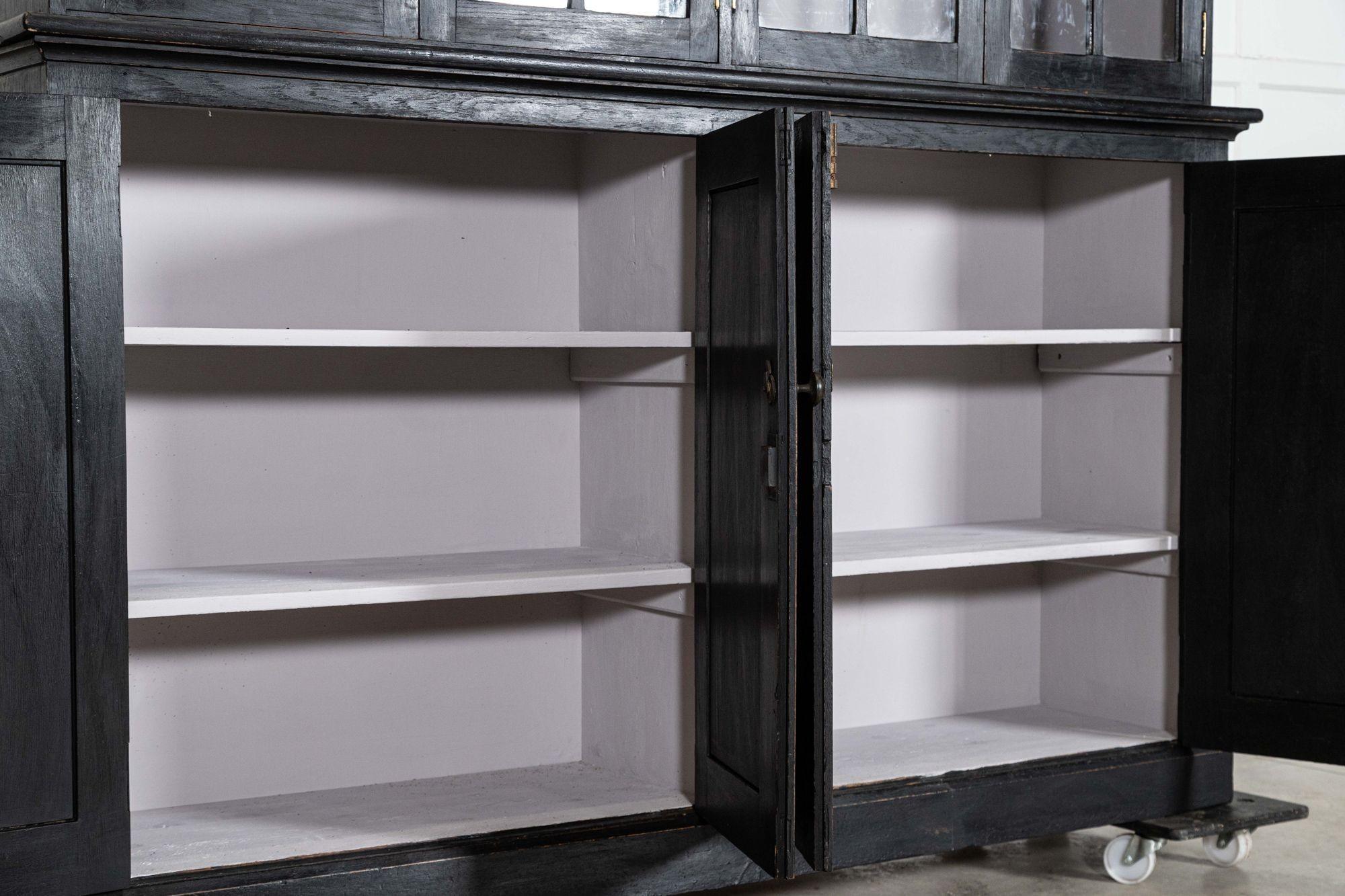 Grande armoire en chêne ébénisterie anglaise du 19ème siècle en vente 4