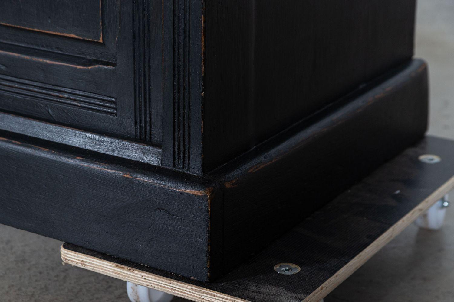 Grande base de commode en pin ébonisé anglais du 19e siècle en vente 6