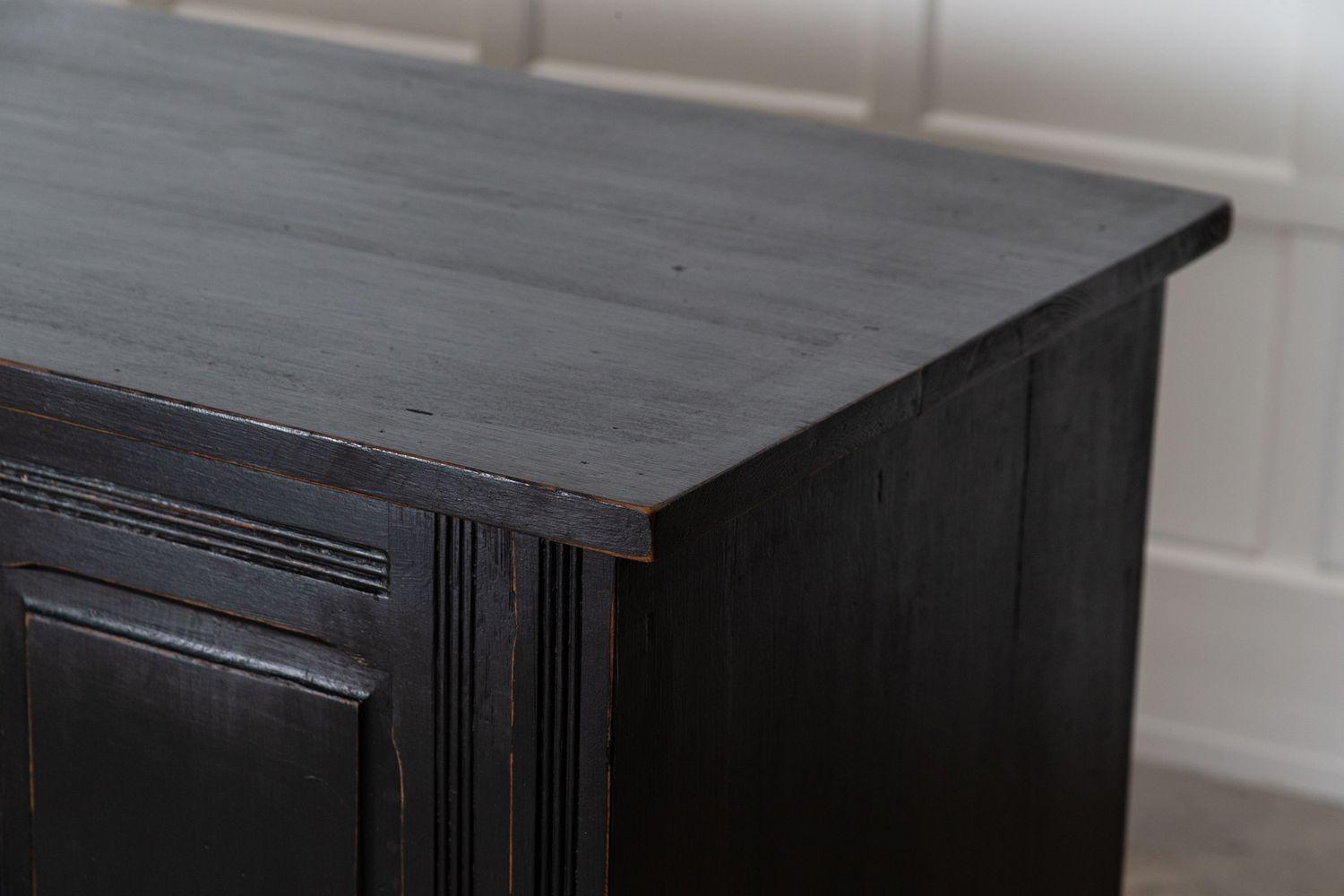 Grande base de commode en pin ébonisé anglais du 19e siècle en vente 7