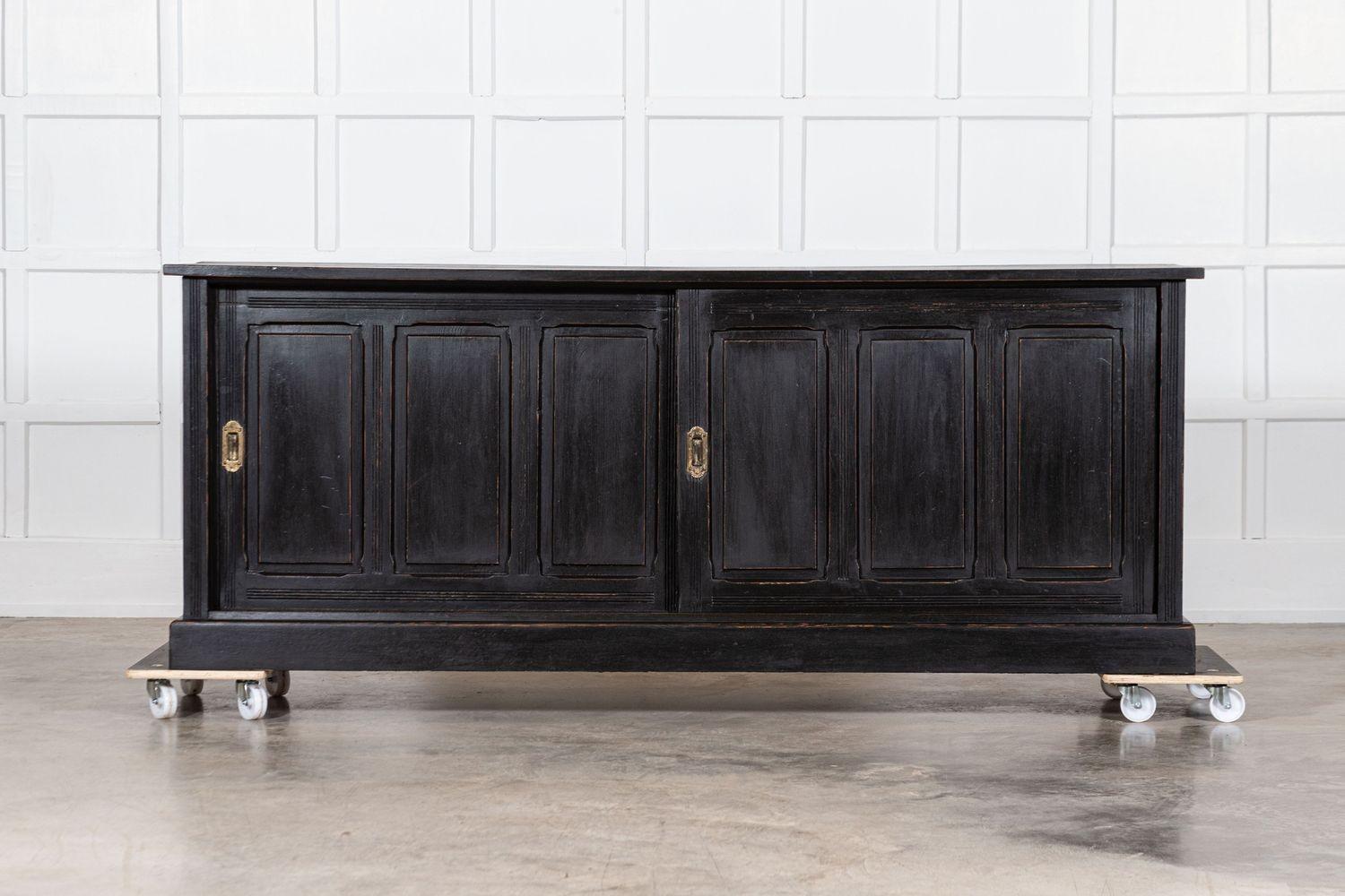 Grande base de commode en pin ébonisé anglais du 19e siècle Bon état - En vente à Staffordshire, GB