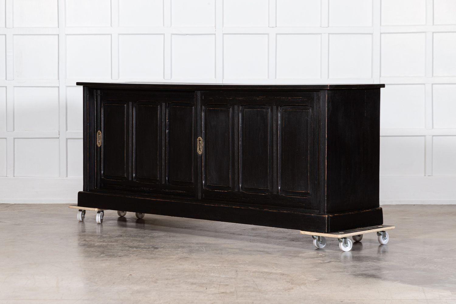XIXe siècle Grande base de commode en pin ébonisé anglais du 19e siècle en vente